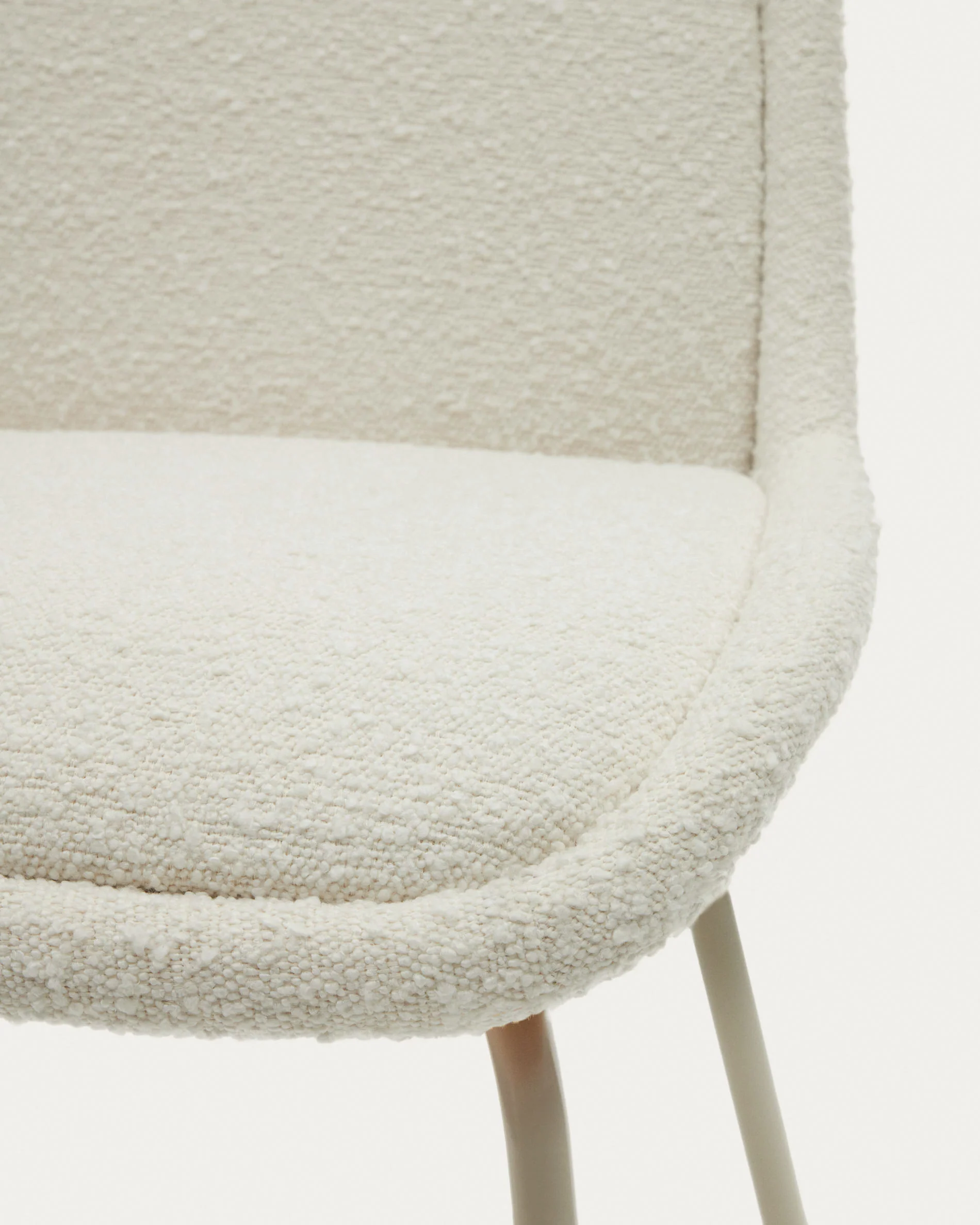 Aimin chair in white bouclé and steel legs with a matte beige painted finish - Image 3