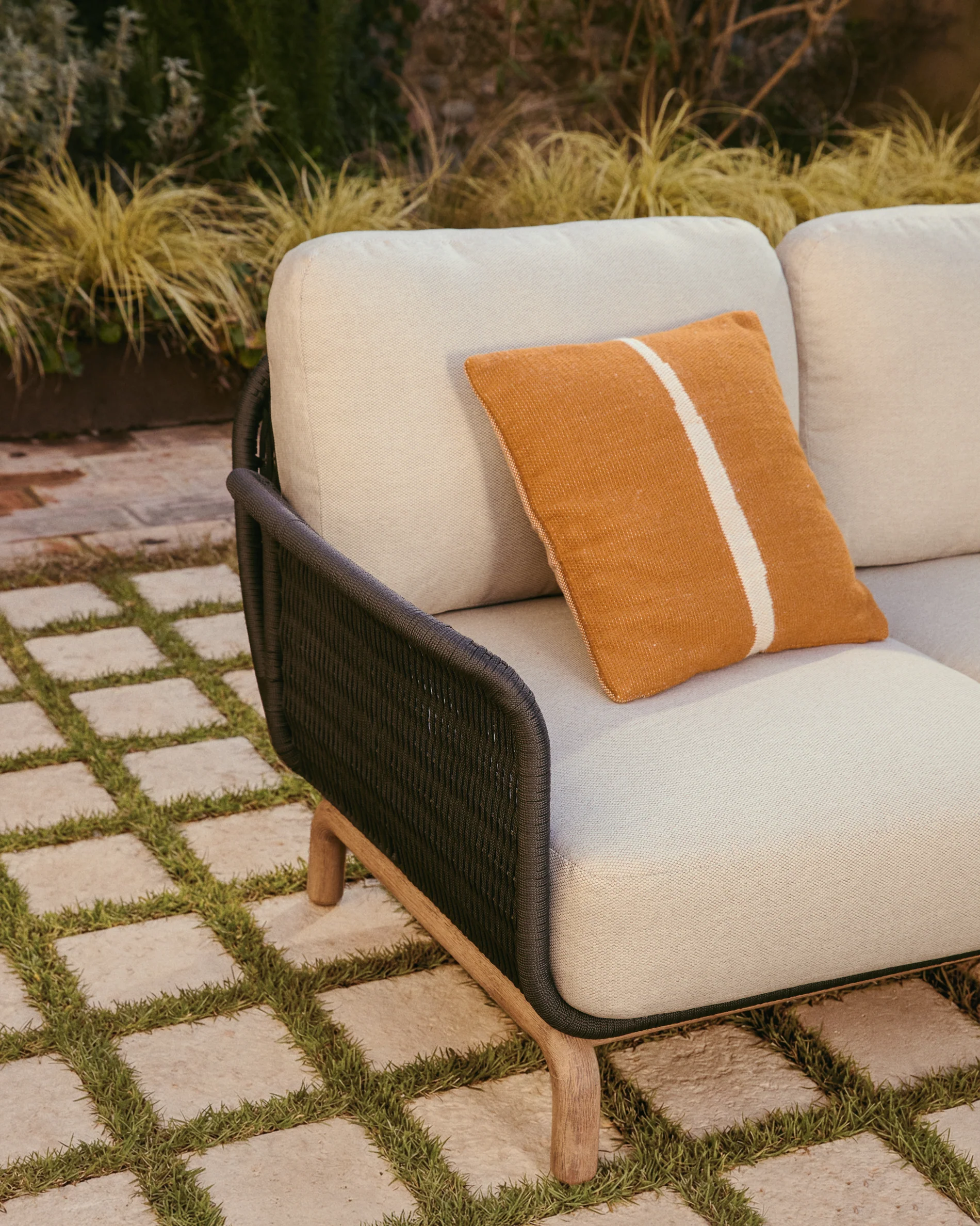 Alipa 2-seater sofa in solid acacia wood and dark grey rope cord 165 cm FSC 100% - Image 4