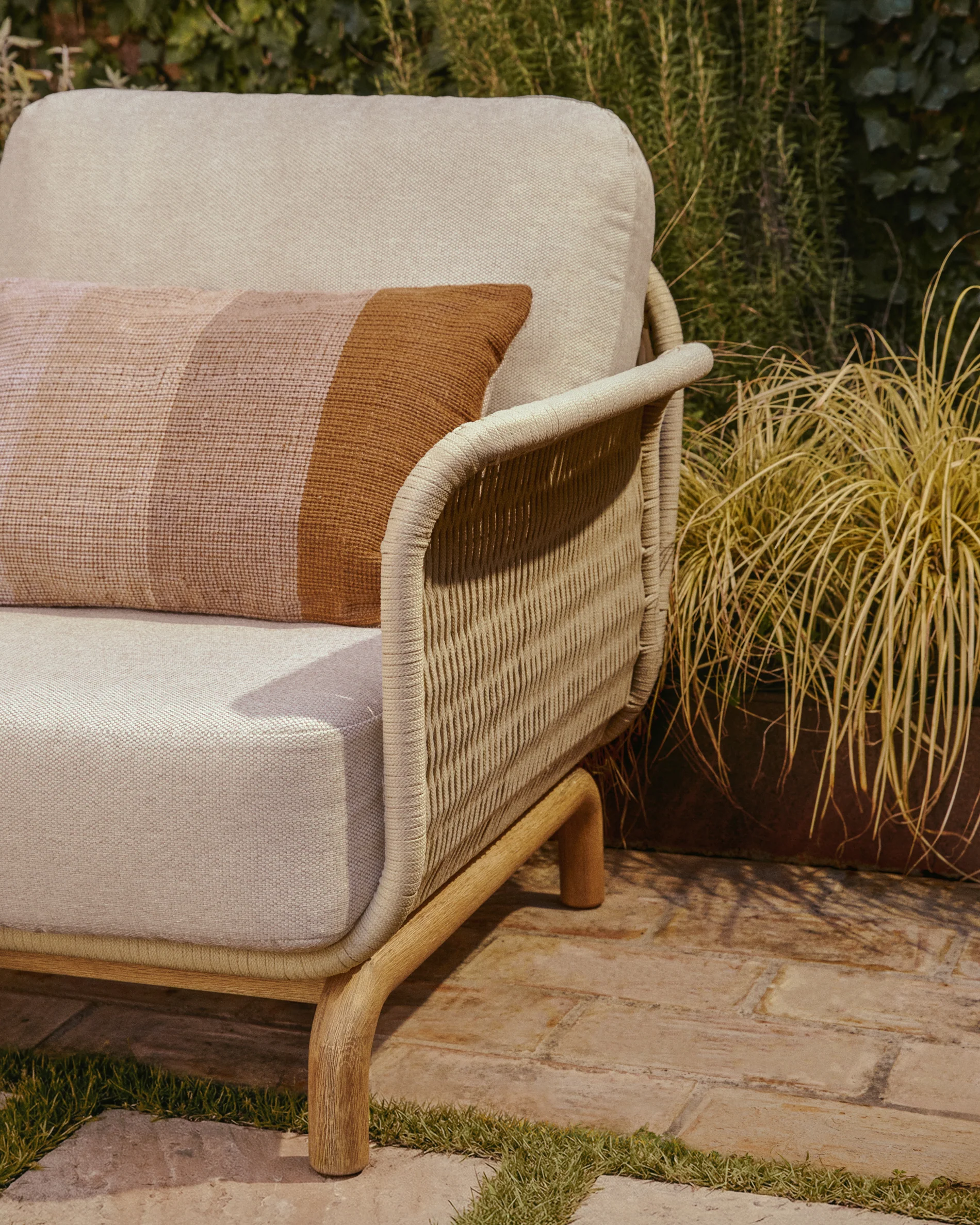 Alipa armchair in FSC 100% solid acacia wood and ecru rope cord - Image 4