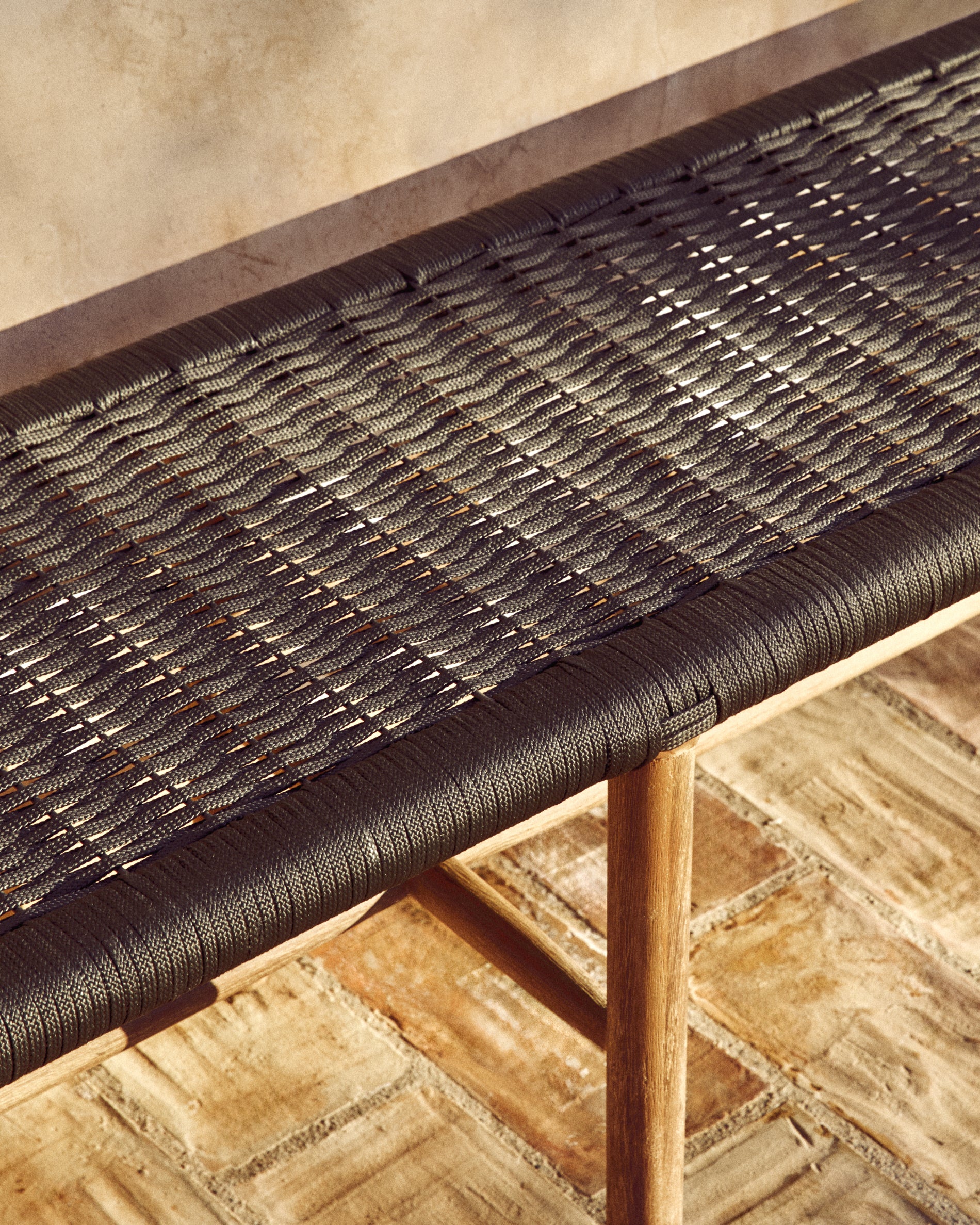 Alipa bench in FSC 100% solid acacia wood and dark grey rope cord 200 cm - Image 4