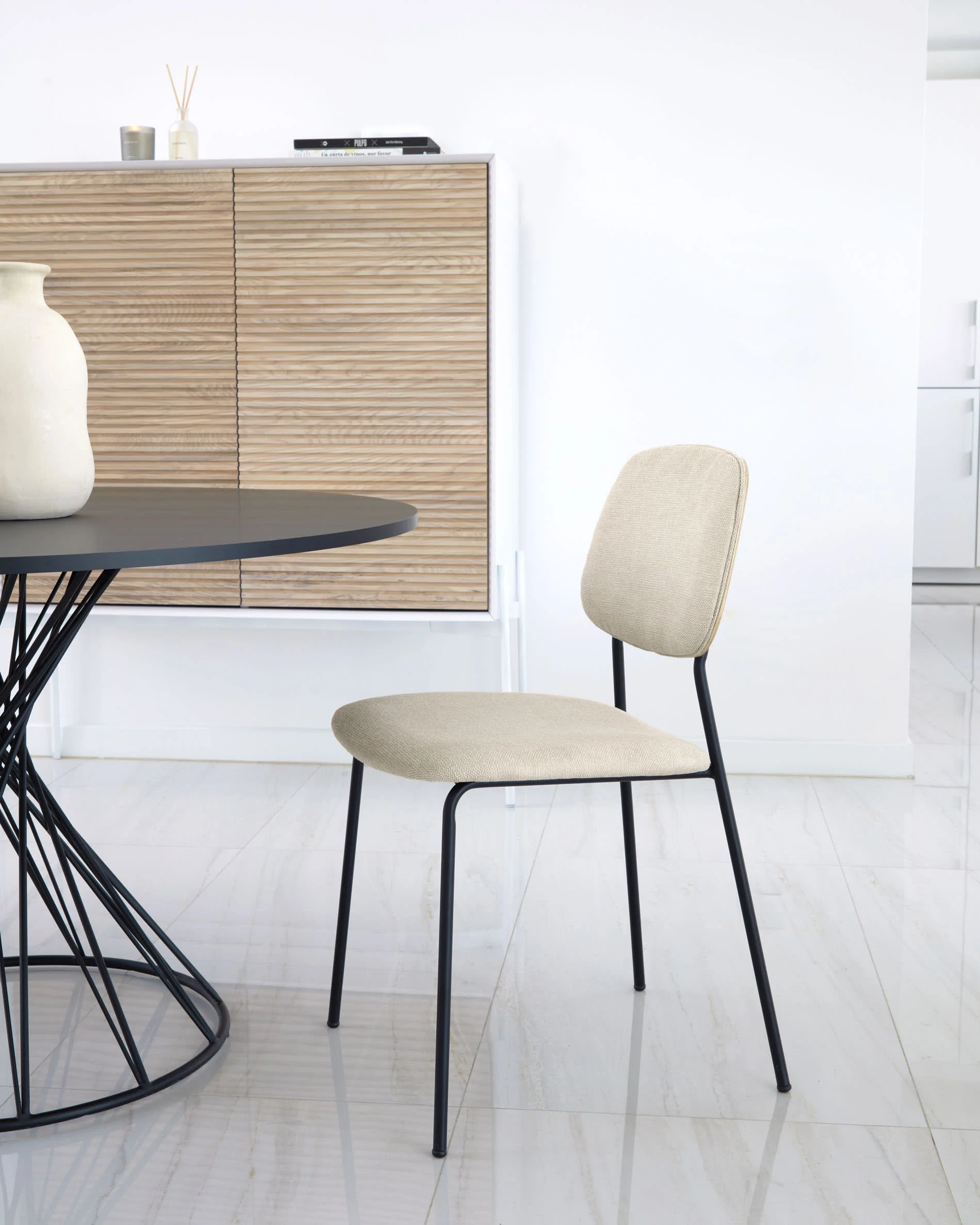 Benilda stackable beige chair with oak veneer and steel with black finish FSC Mix Credit - Image 4