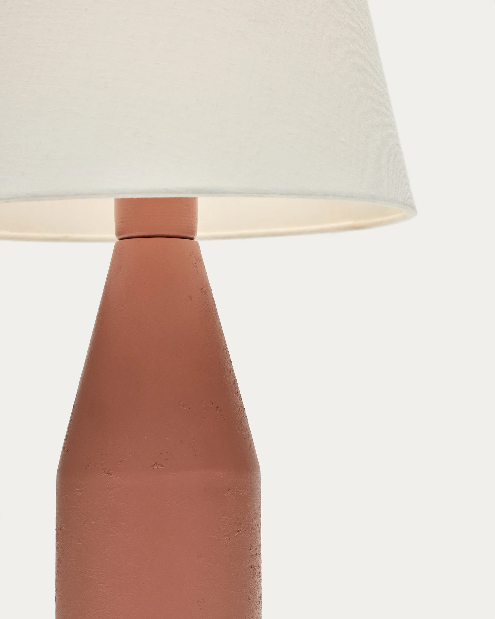 Boada metal table lamp with pink painted finish - Image 3