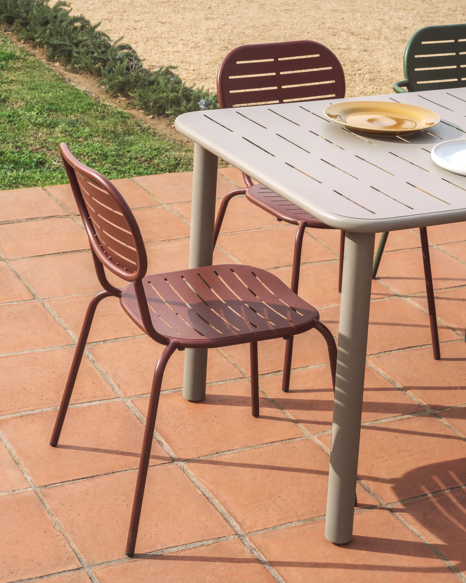 Brai stackable outdoor chair in burgundy galvanised steel - Image 2