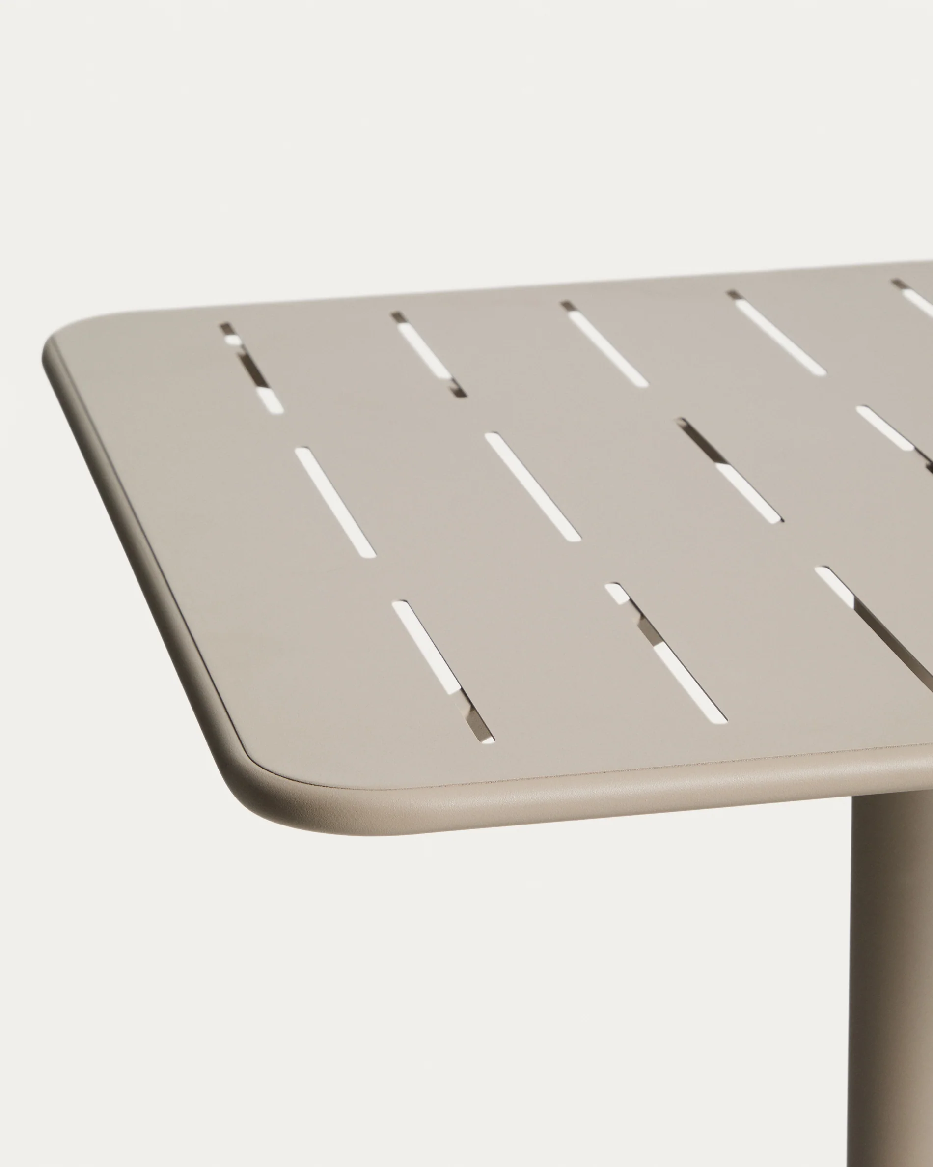 Brai outdoor table in taupe galvanised steel 70 x 70cm - Image 6