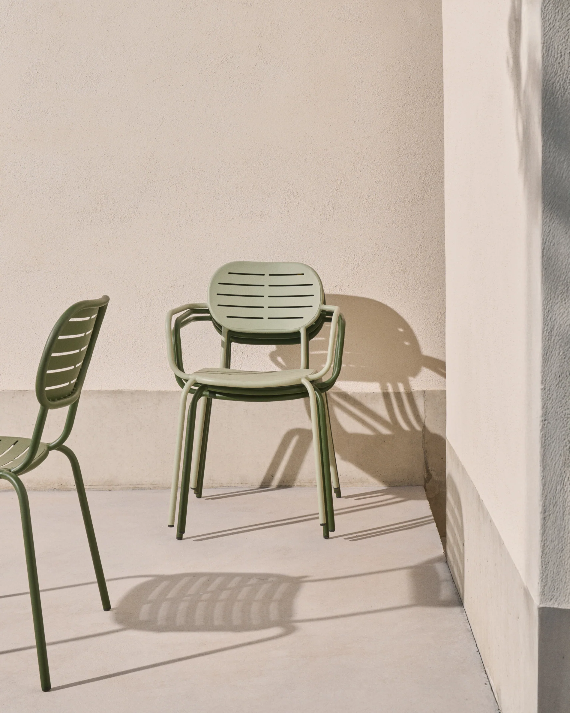 Brai stackable outdoor chair with armrests in turquoise galvanised steel - Image 7