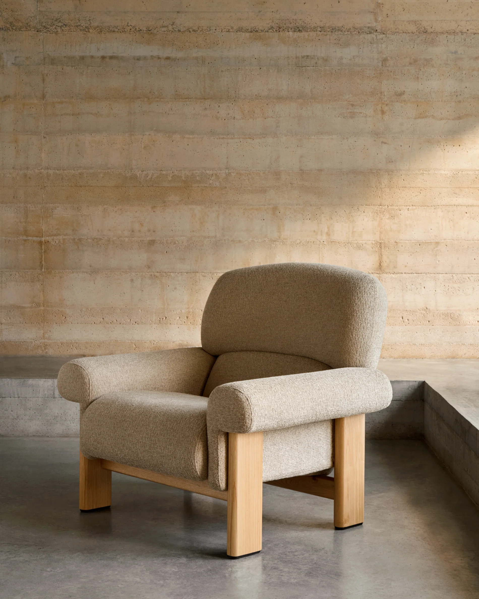 Nema armchair in beige chenille with solid ash wood legs in a natural finish FSC 100% - Image 2