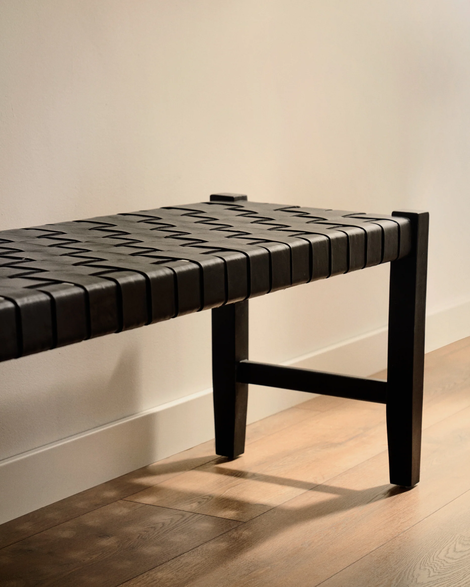 Calixta bench in leather and solid mahogany wood with black finish 120 cm - Image 4