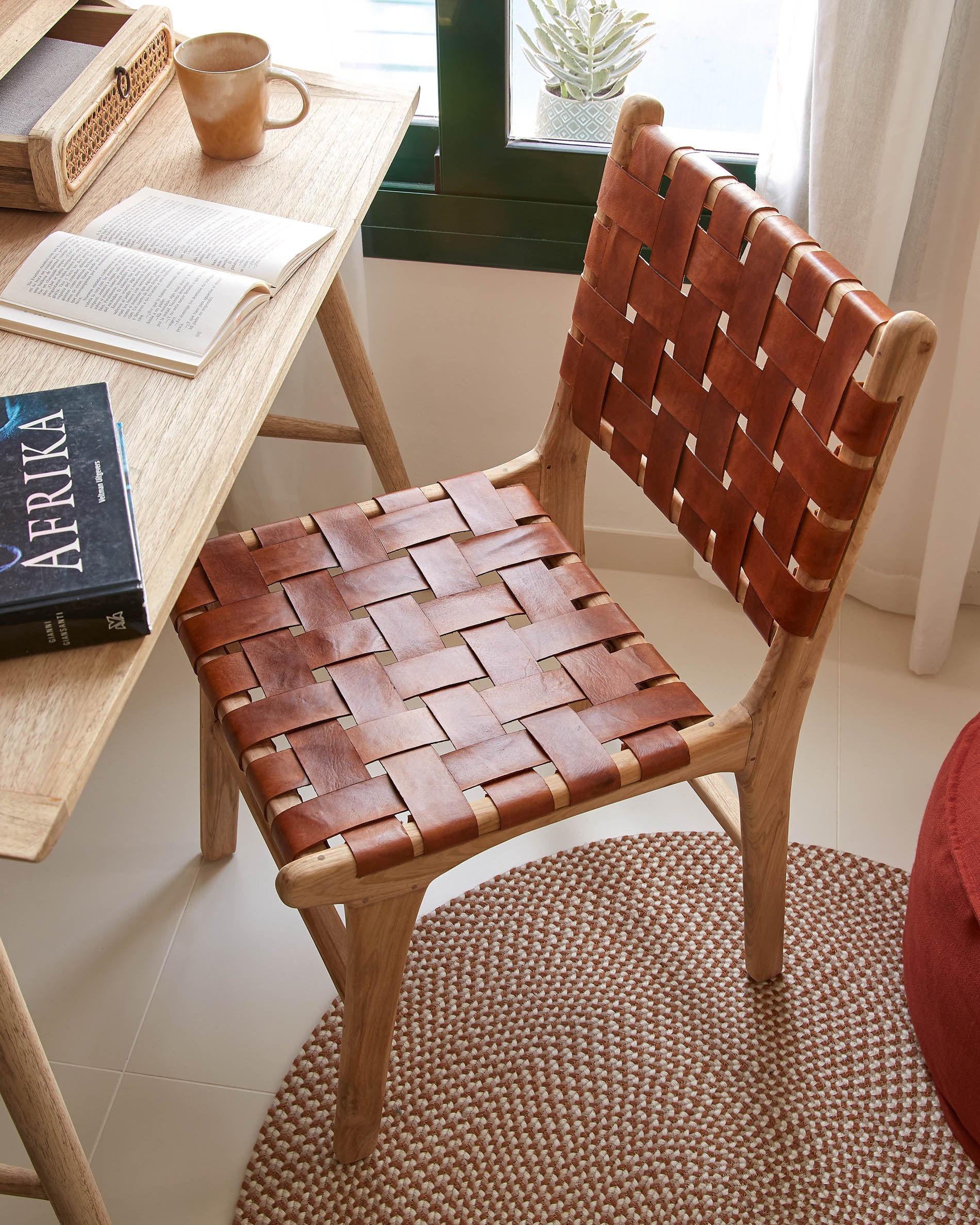 Calixta chair in leather and solid teak - Image 4