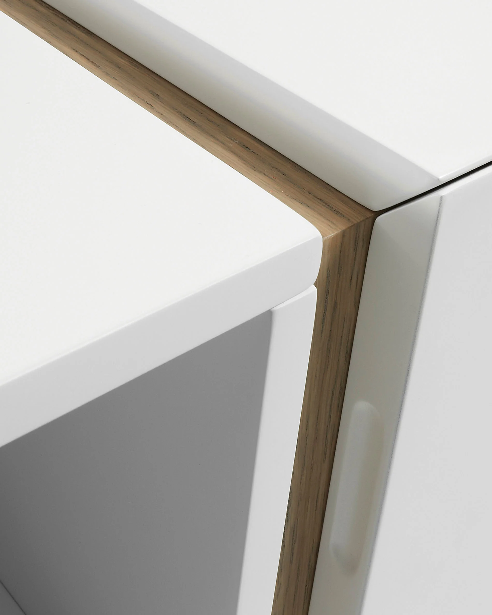 DE TV stand with white lacquer and oak veneer details 140 x 42 cm - Image 3