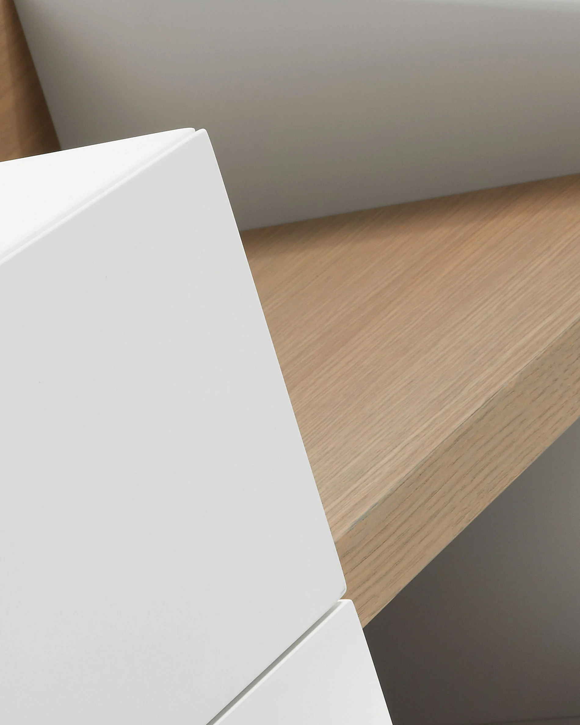 DE TV stand with white lacquer and oak veneer details 170 x 52 cm - Image 3