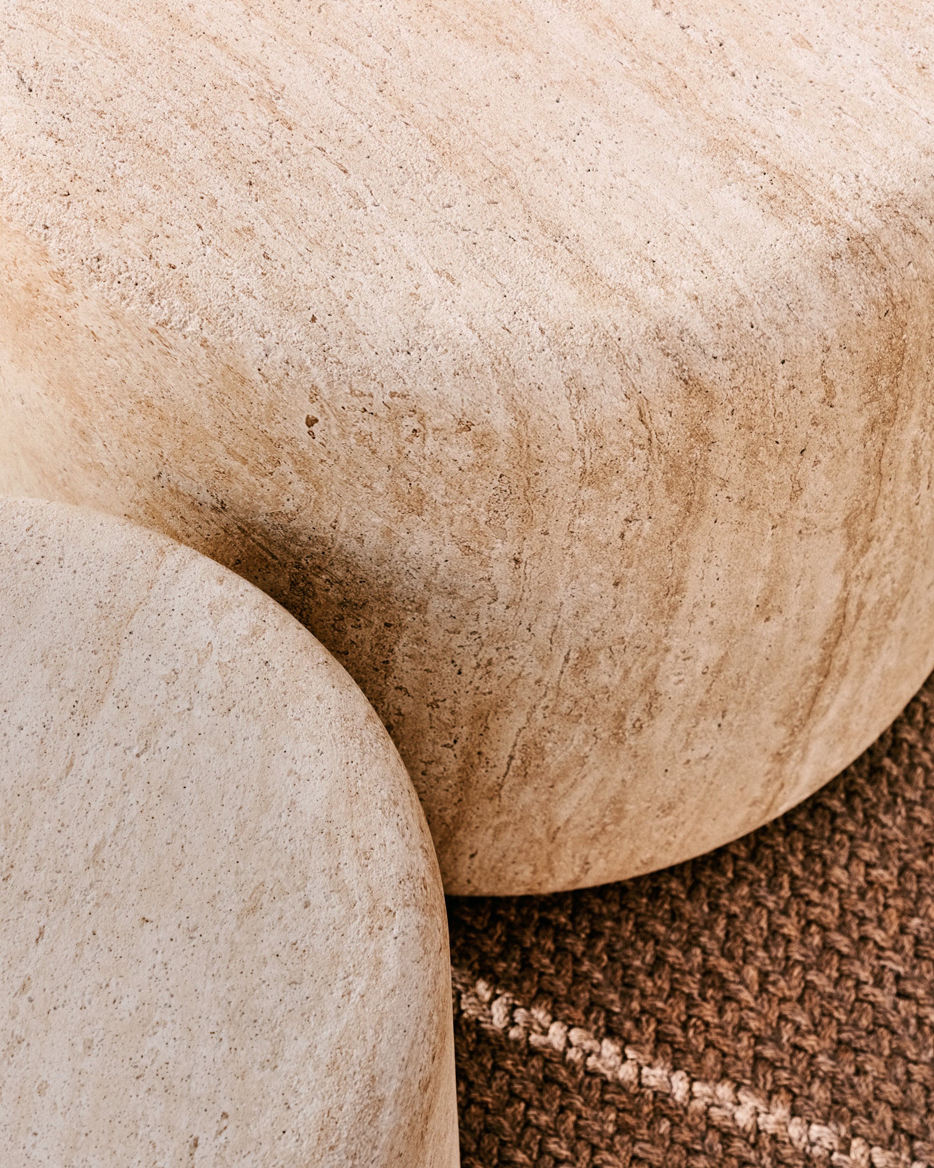 Drasi cement side table with travertine-effect finish Ø46cm - Image 4