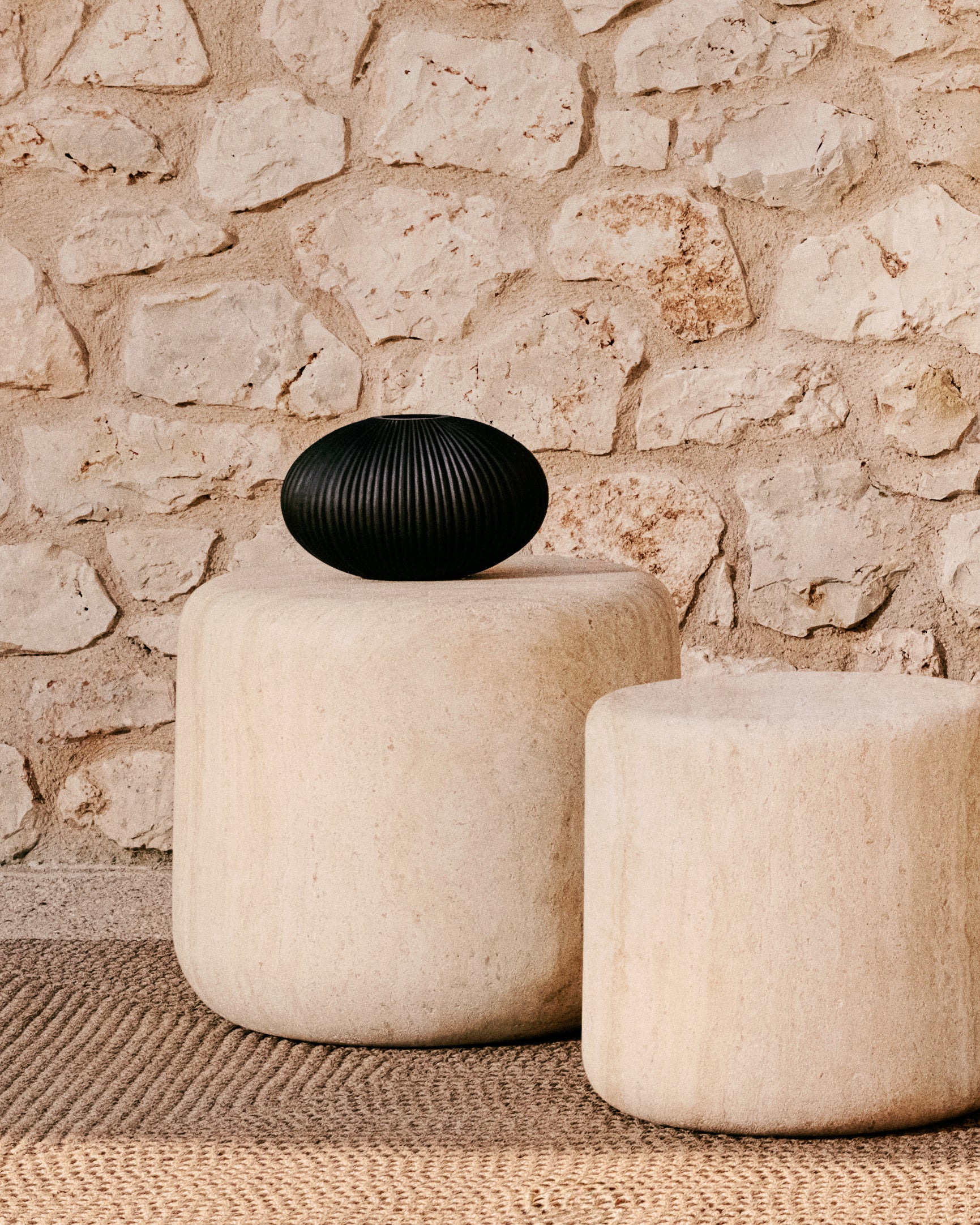 Drasi cement side table with travertine-effect finish Ø60cm - Image 2