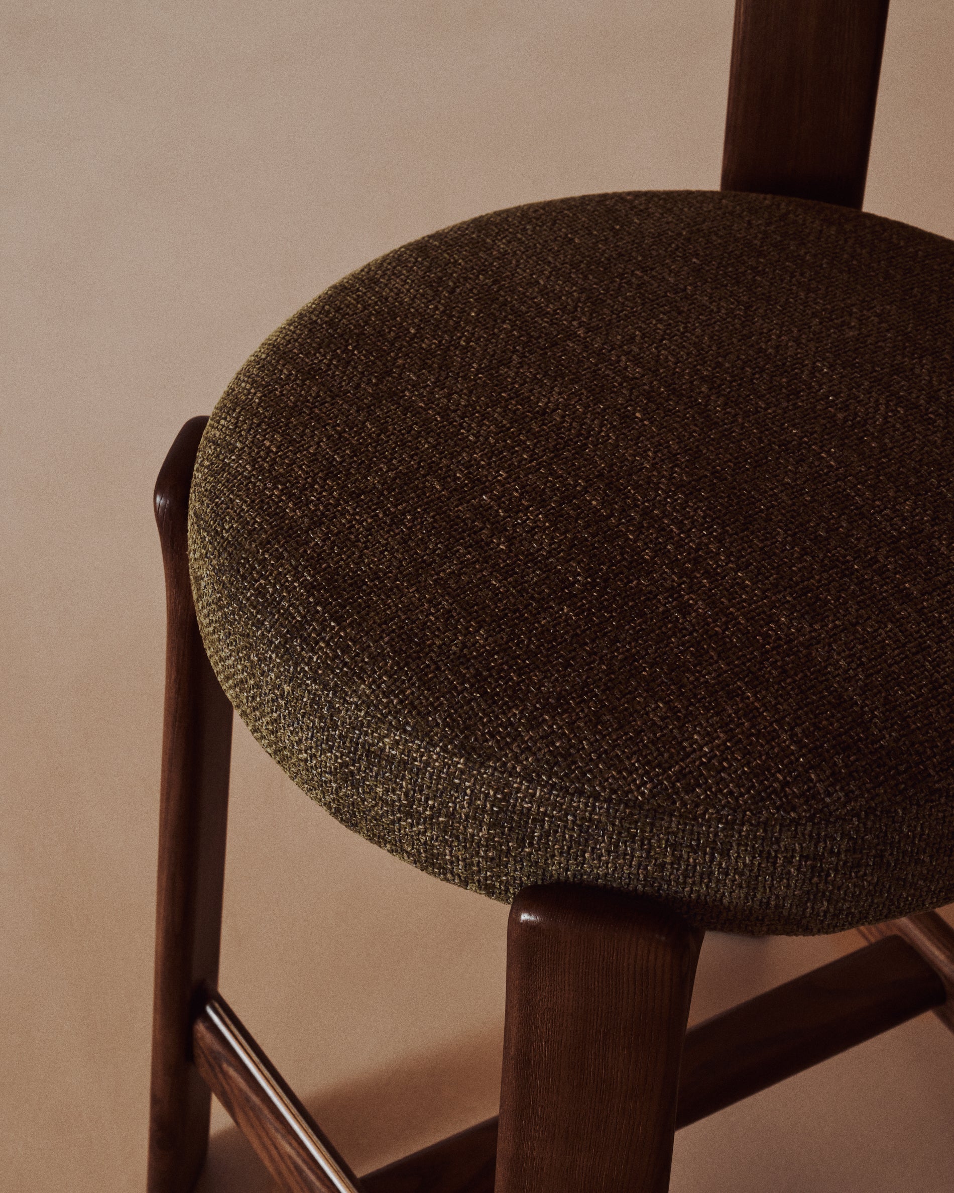 Granite stool in green chenille and solid ash wood with walnut-coloured finish FSC 100% 65cm - Image 4