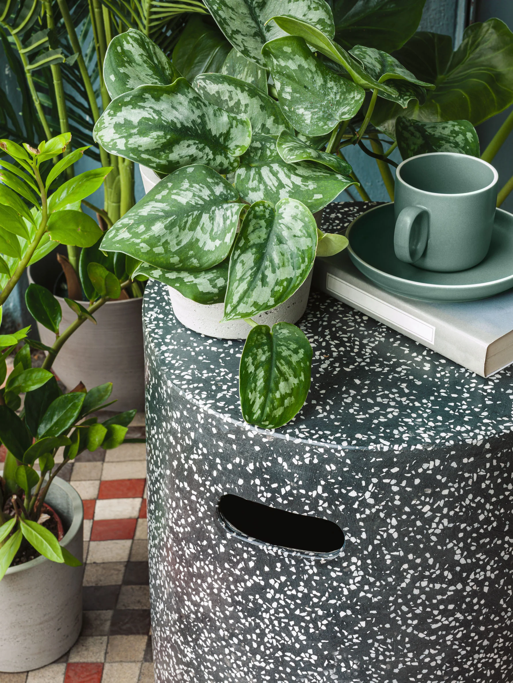 Jenell outdoor terrazzo footrest in black, Ø 35 cm - Image 4