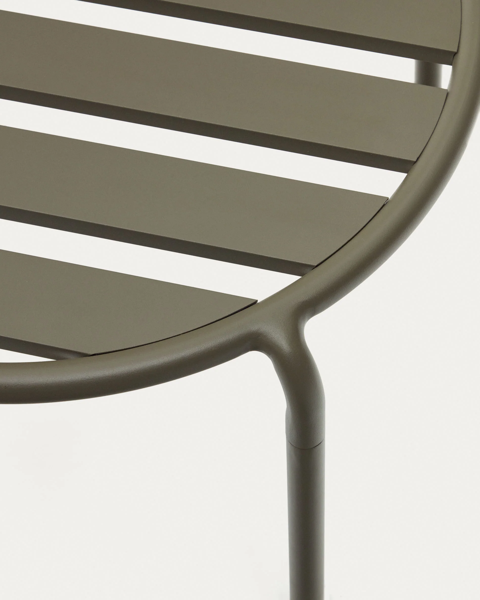 Joncols outdoor aluminium side table with powder coated green finish, Ø 60 cm - Image 3