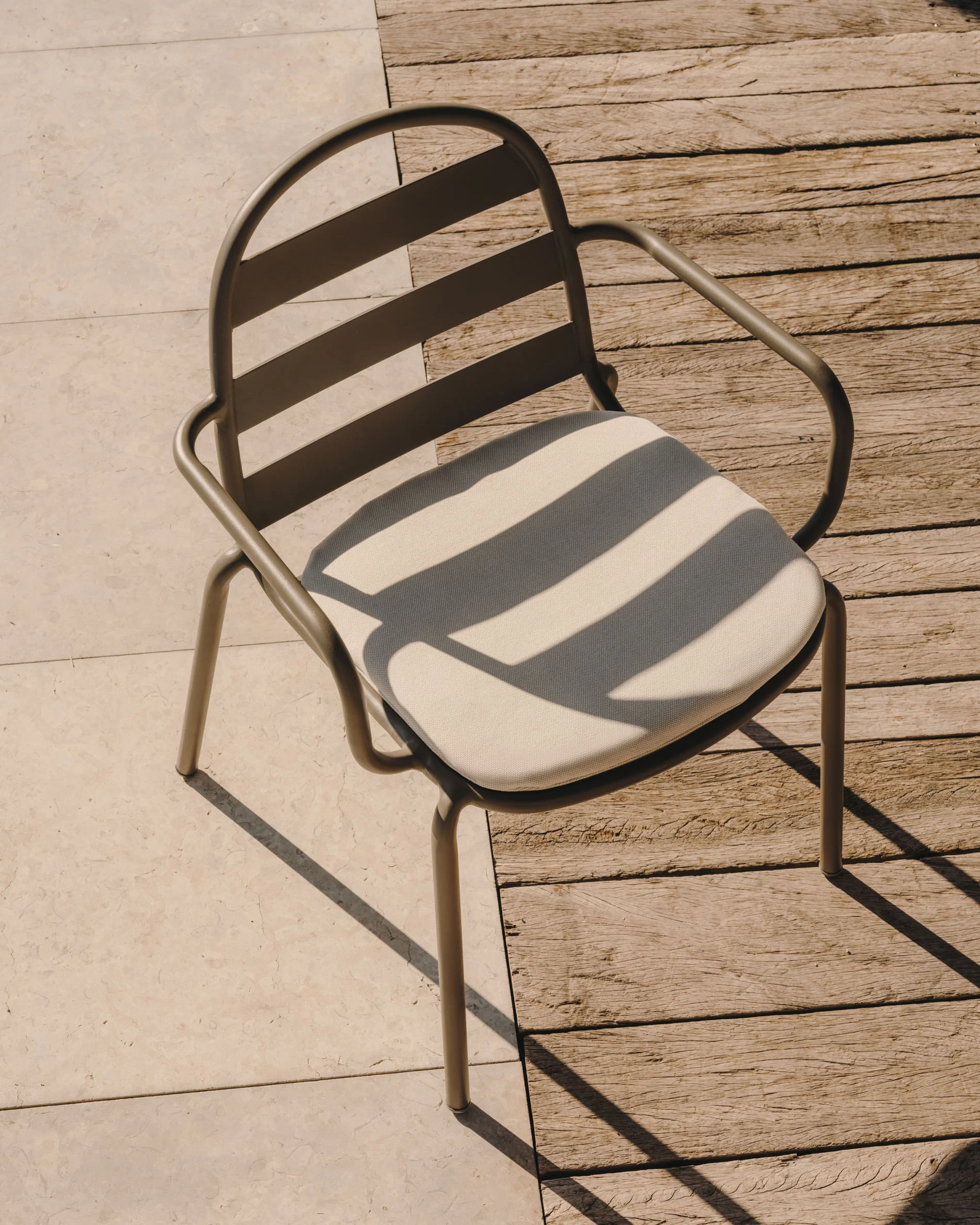 Joncols stackable outdoor chair in aluminium with green painted finish - Image 2