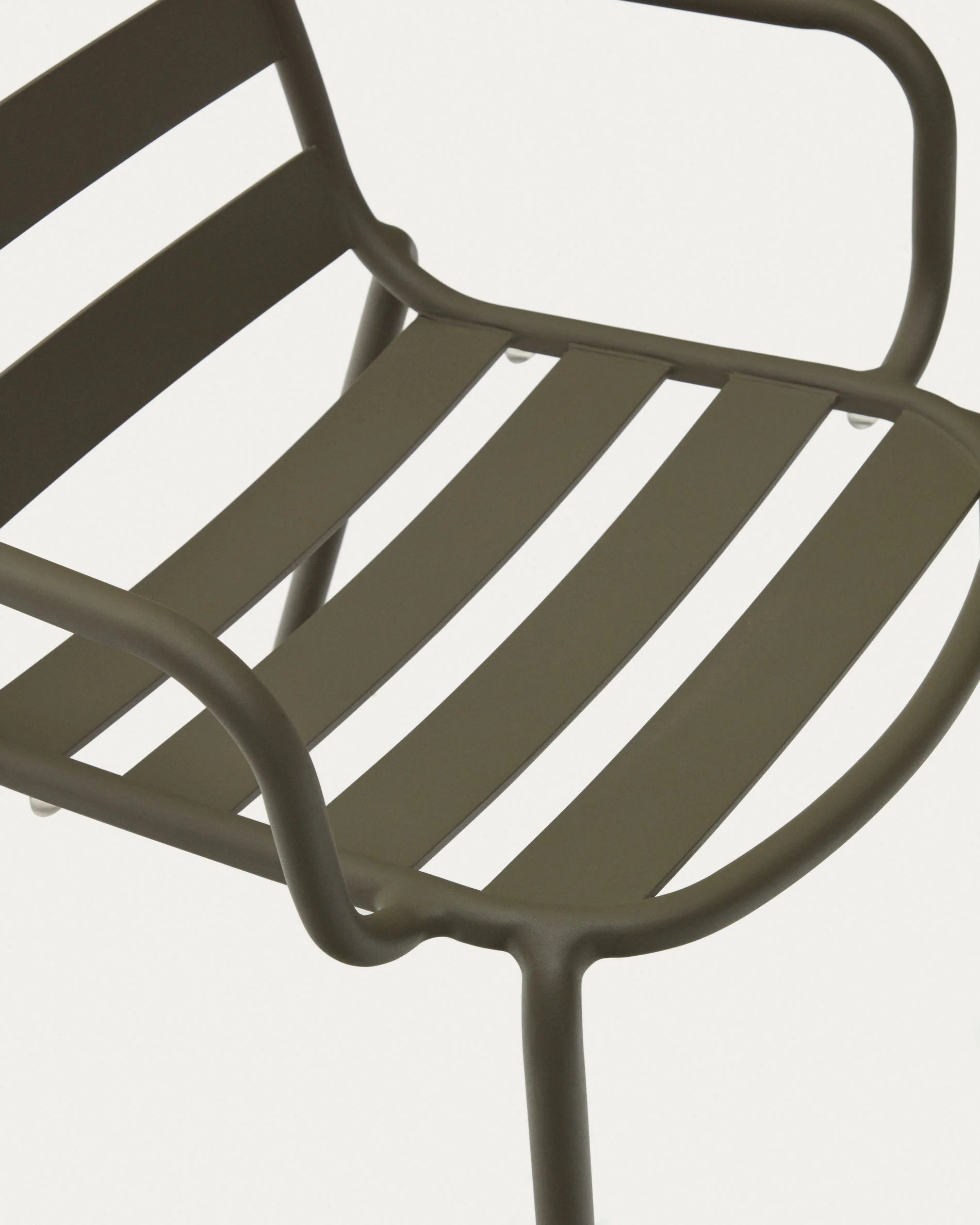 Joncols stackable outdoor chair in aluminium with green painted finish - Image 5