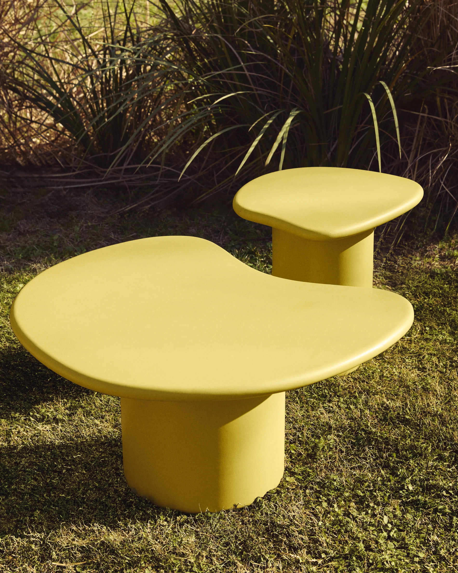 Macarella coffee table in mustard concrete 83 x 77cm - Image 4
