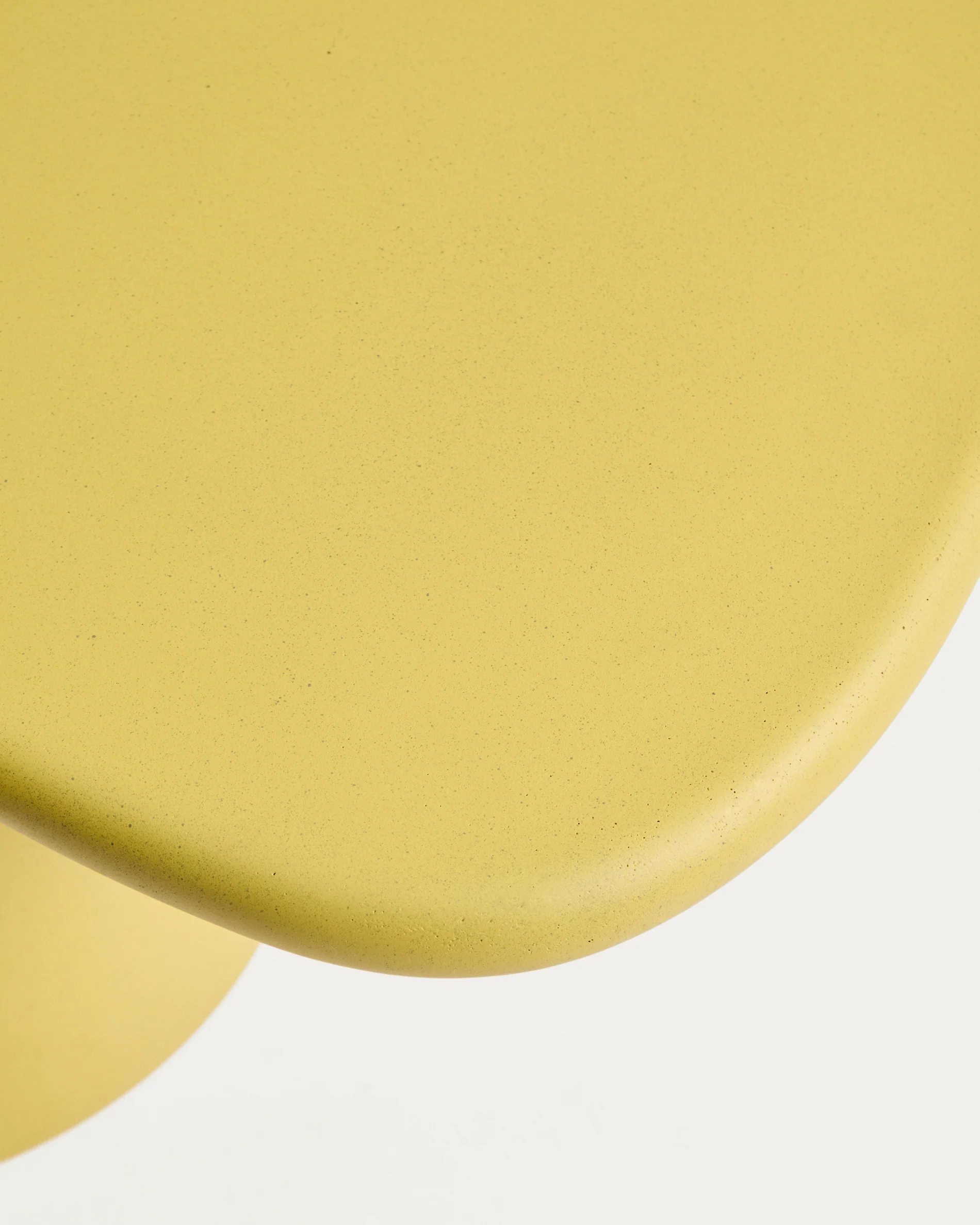 Macarella coffee table in mustard concrete 83 x 77cm - Image 6