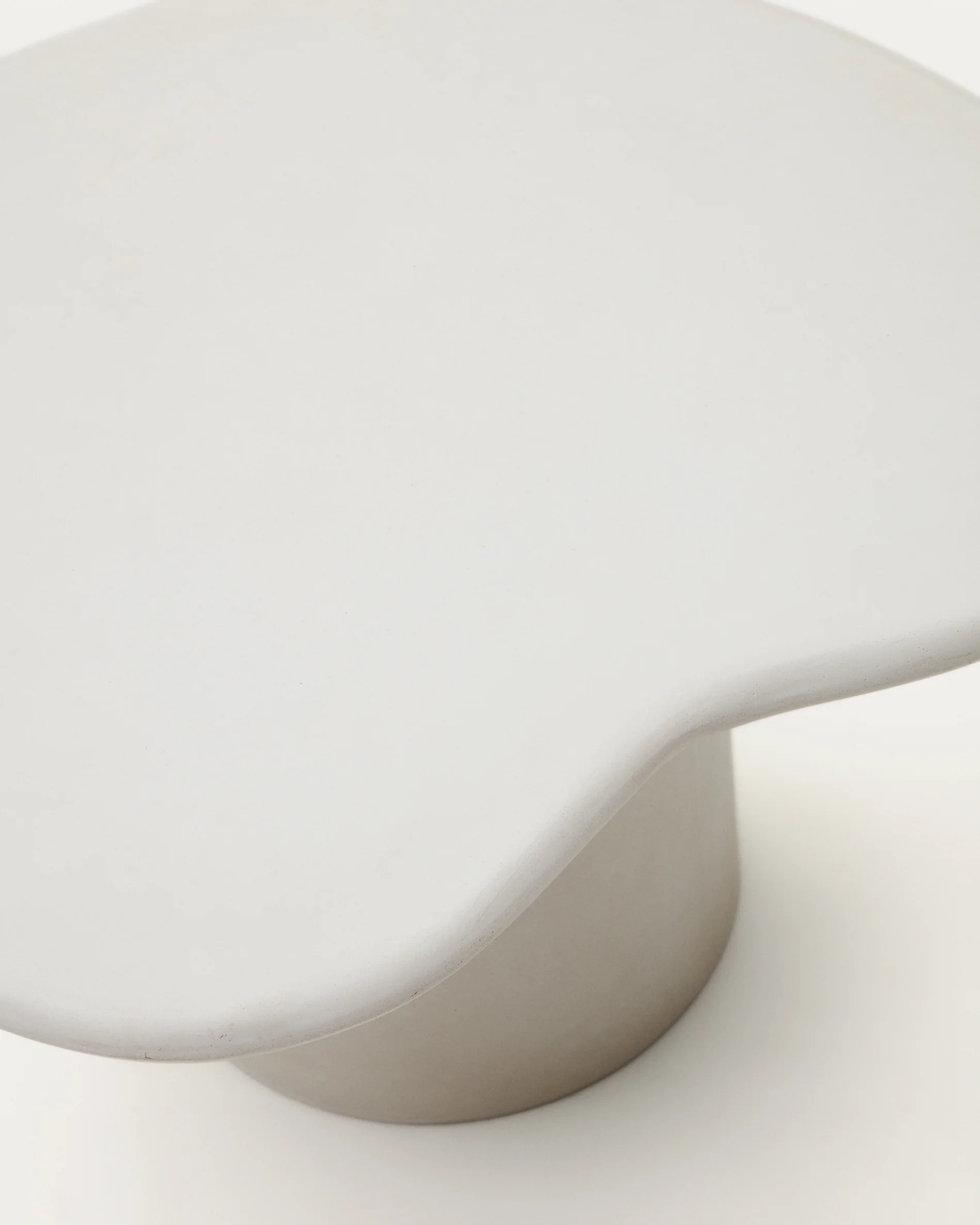 Macarella white cement coffee table, 83 x 77 cm - Image 3