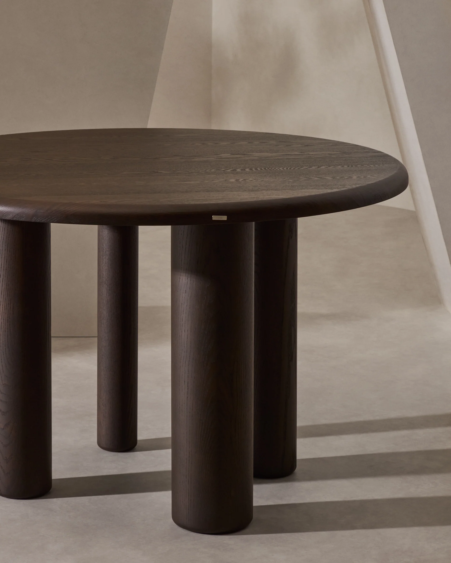 Mailen round table in ash wood veneer with dark finish, Ø 120 cm - Image 4