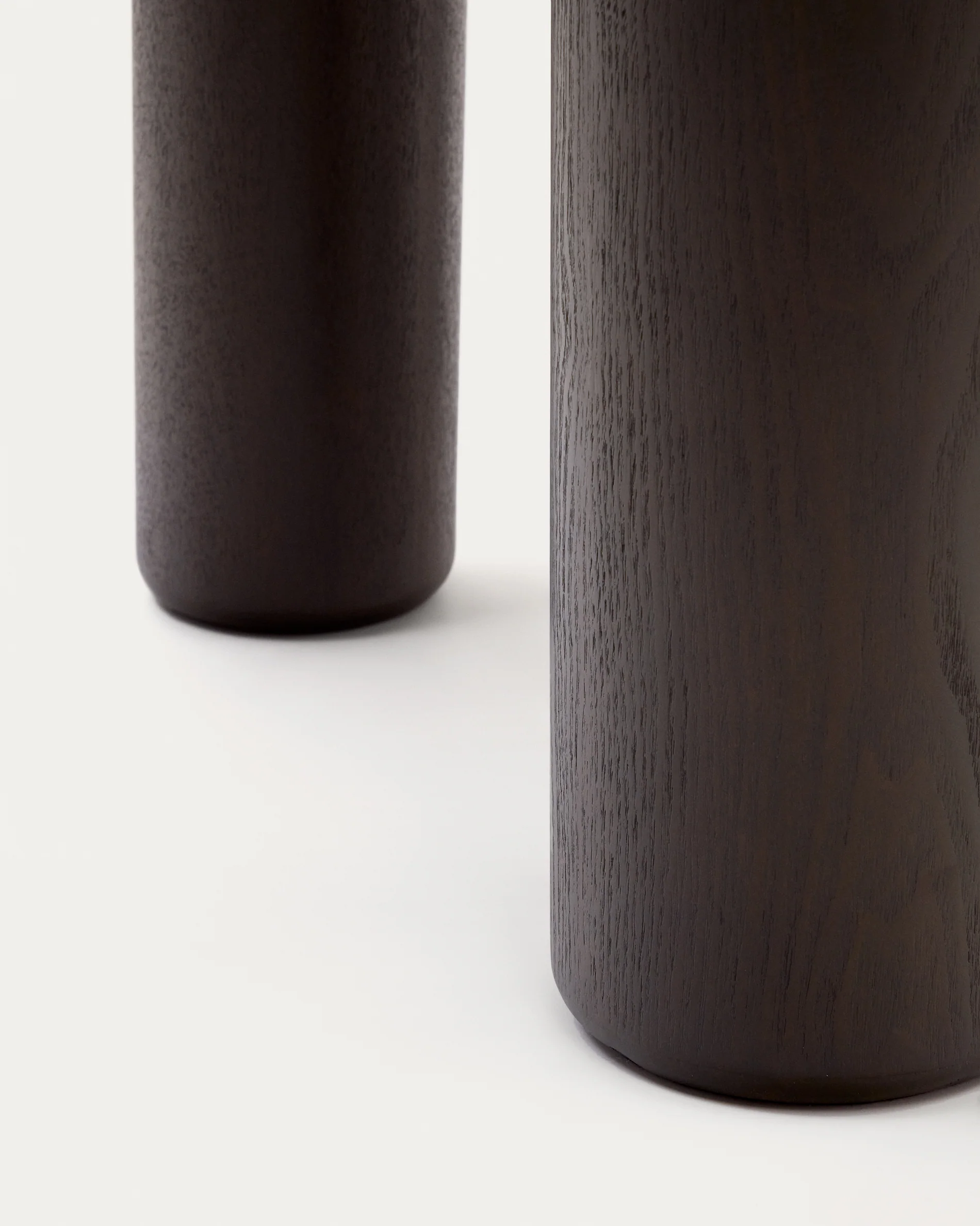Mailen round table in ash wood veneer with dark finish, Ø 120 cm - Image 6