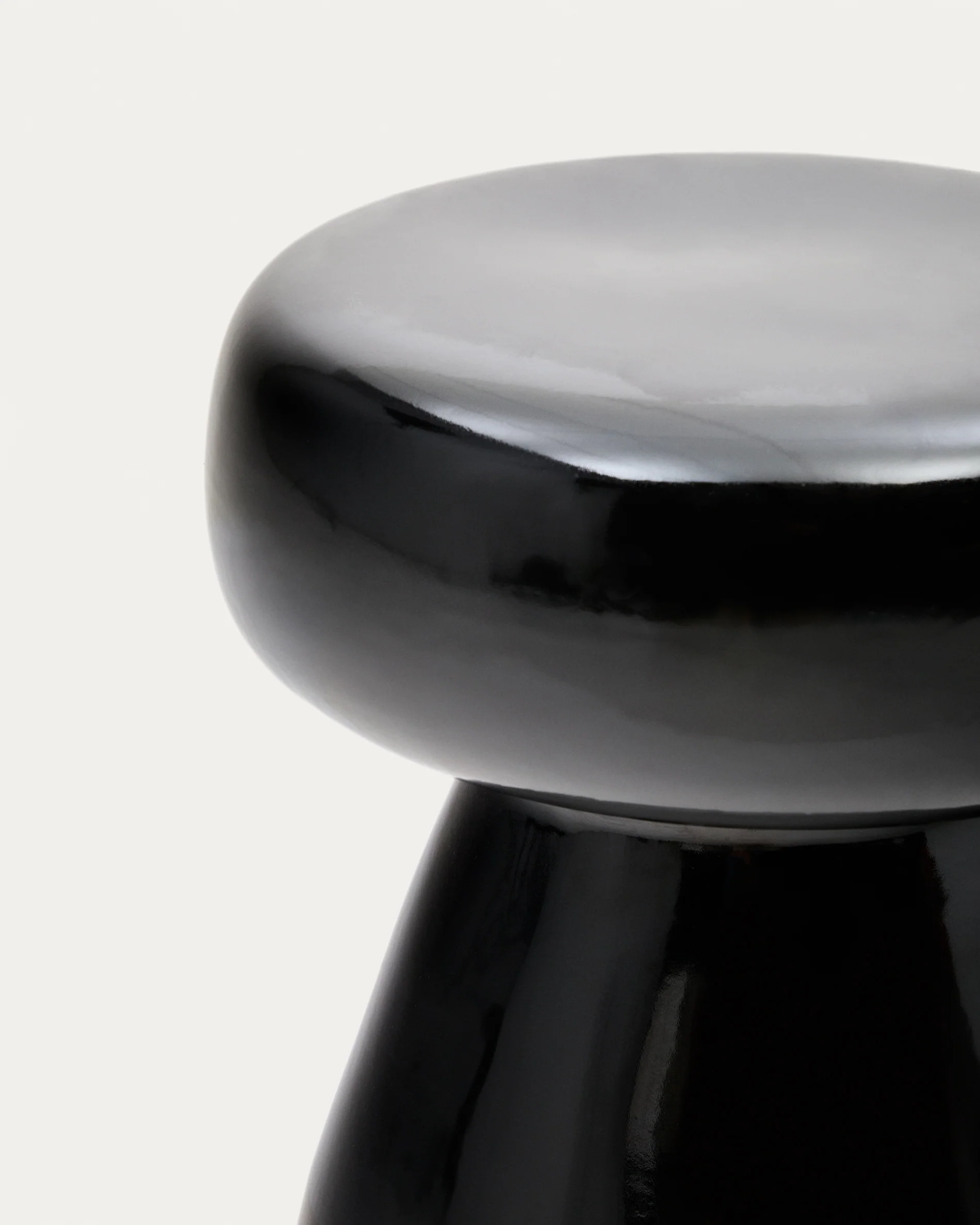 Manya black ceramic side table, Ø 38 cm - Image 5