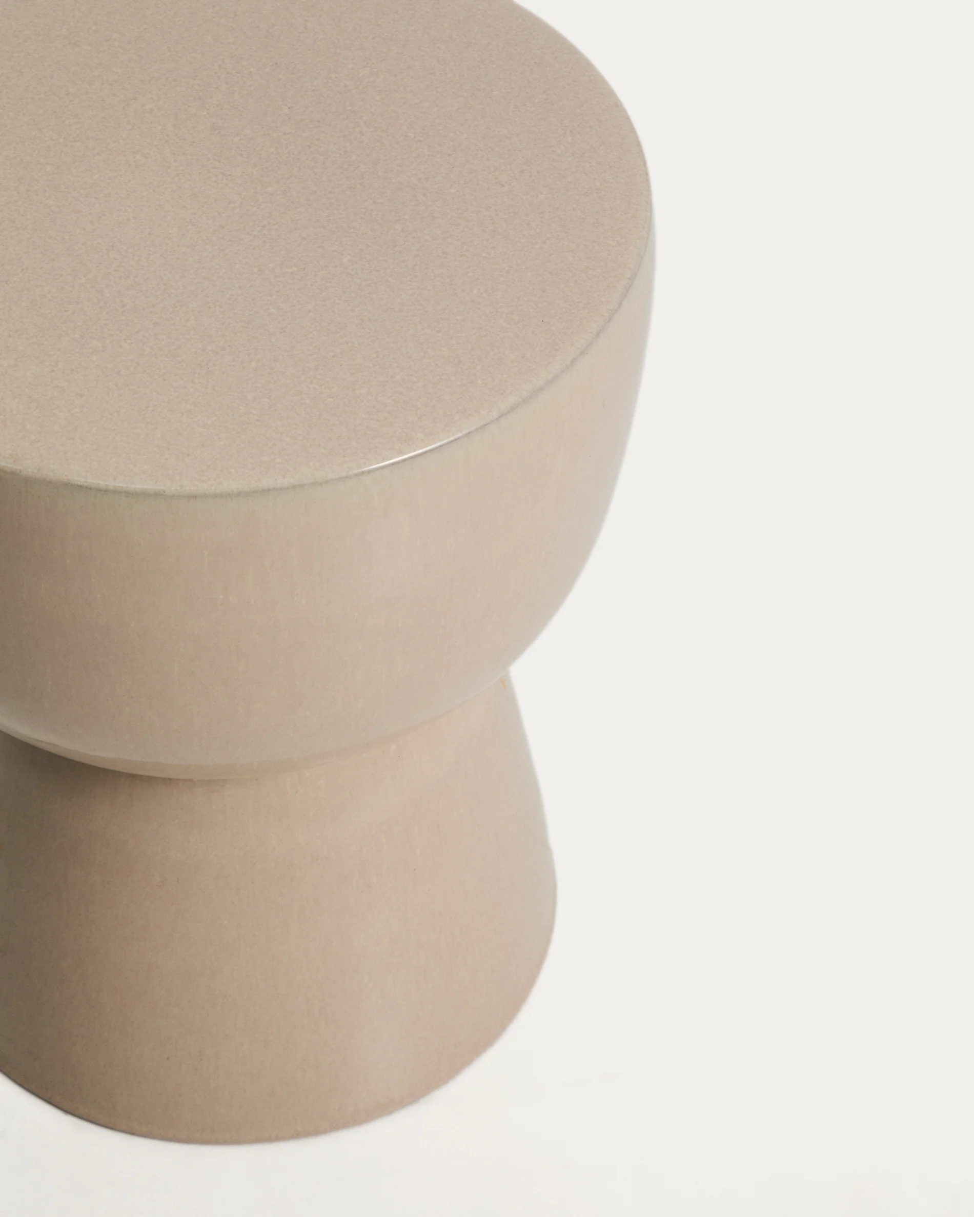 Mesquida outdoor side table in ceramic with glazed ecru finish Ø 36cm - Image 3