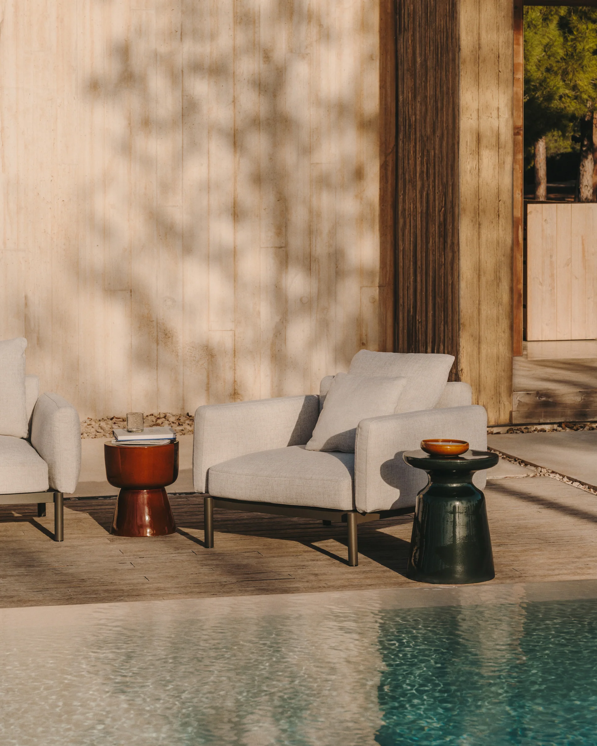 Mesquida outdoor side table in ceramic with glazed terracotta finish Ø 36cm - Image 6