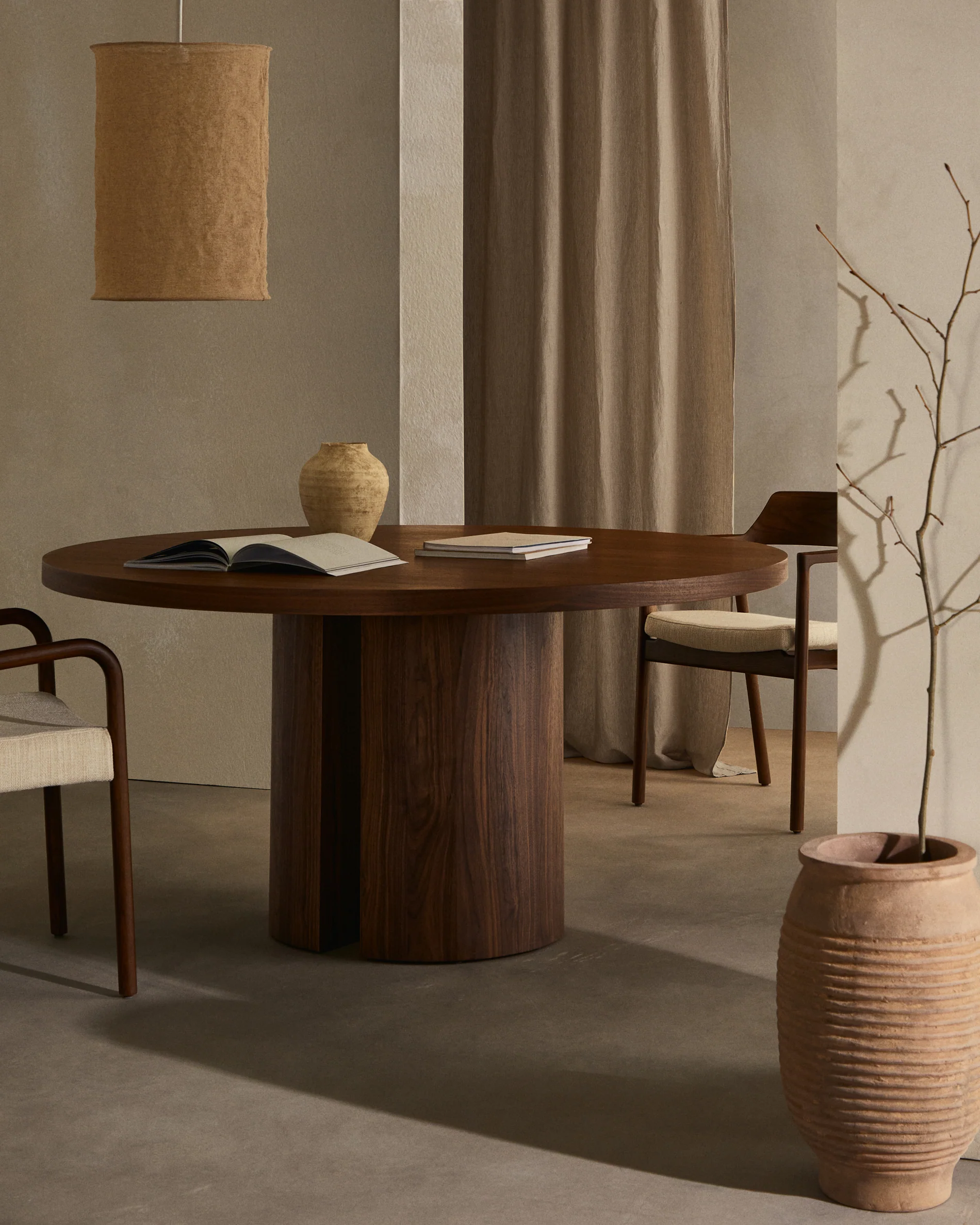 Nealy round table with a walnut veneer in a natural finish, Ø 150 cm - Image 2