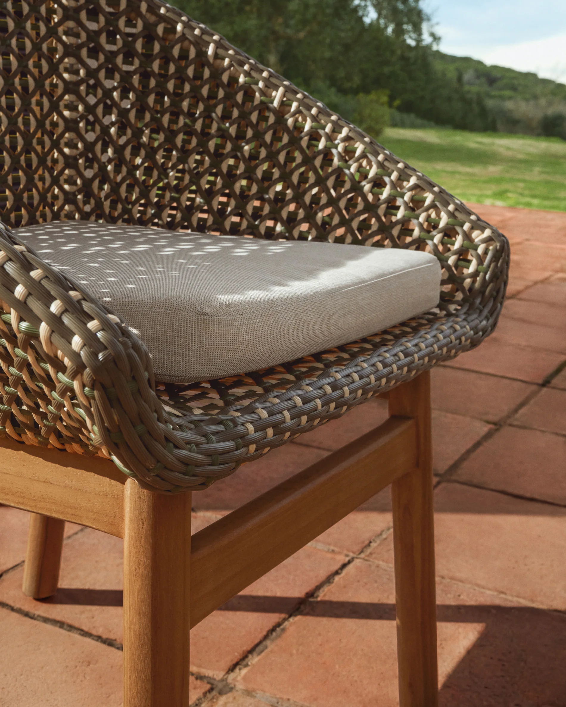 Olbia chair in synthetic rattan and FSC 100% solid teak wood - Image 7