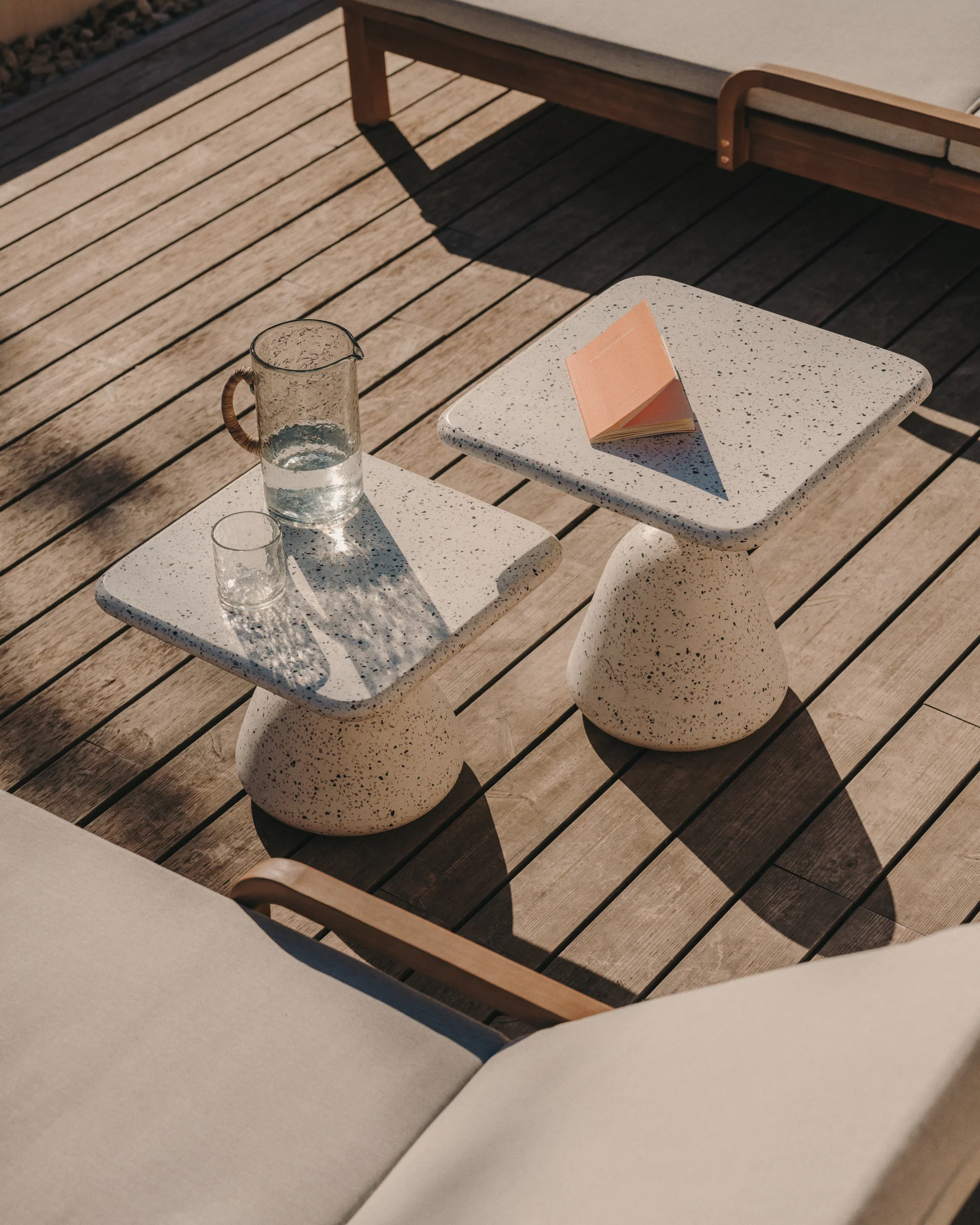 Saura coffee table in white terrazzo with a white terrazzo top 32 x 48 x 48 - Image 2