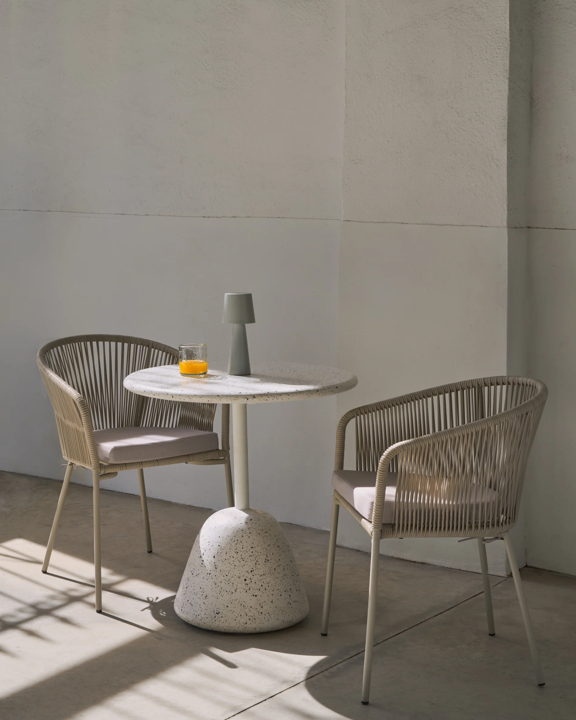 Saura Table in white terrazzo with a white terrazzo top, 75 x Ø70 - Image 2
