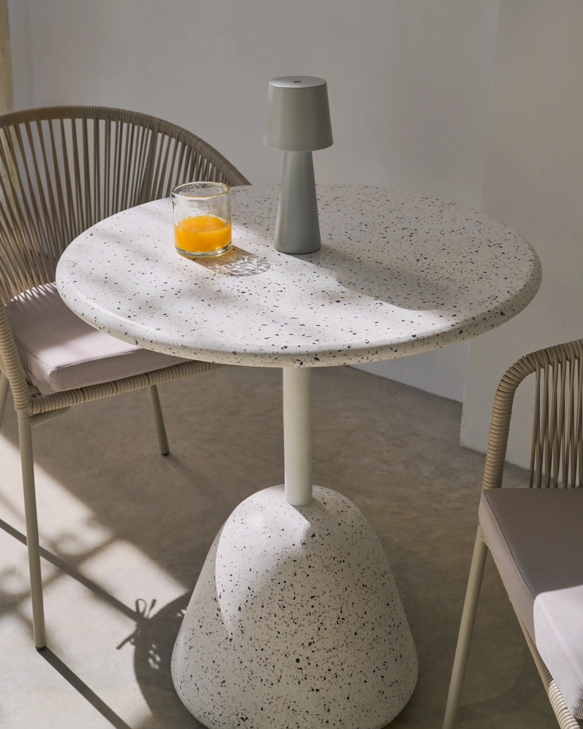 Saura Table in white terrazzo with a white terrazzo top, 75 x Ø70 - Image 4
