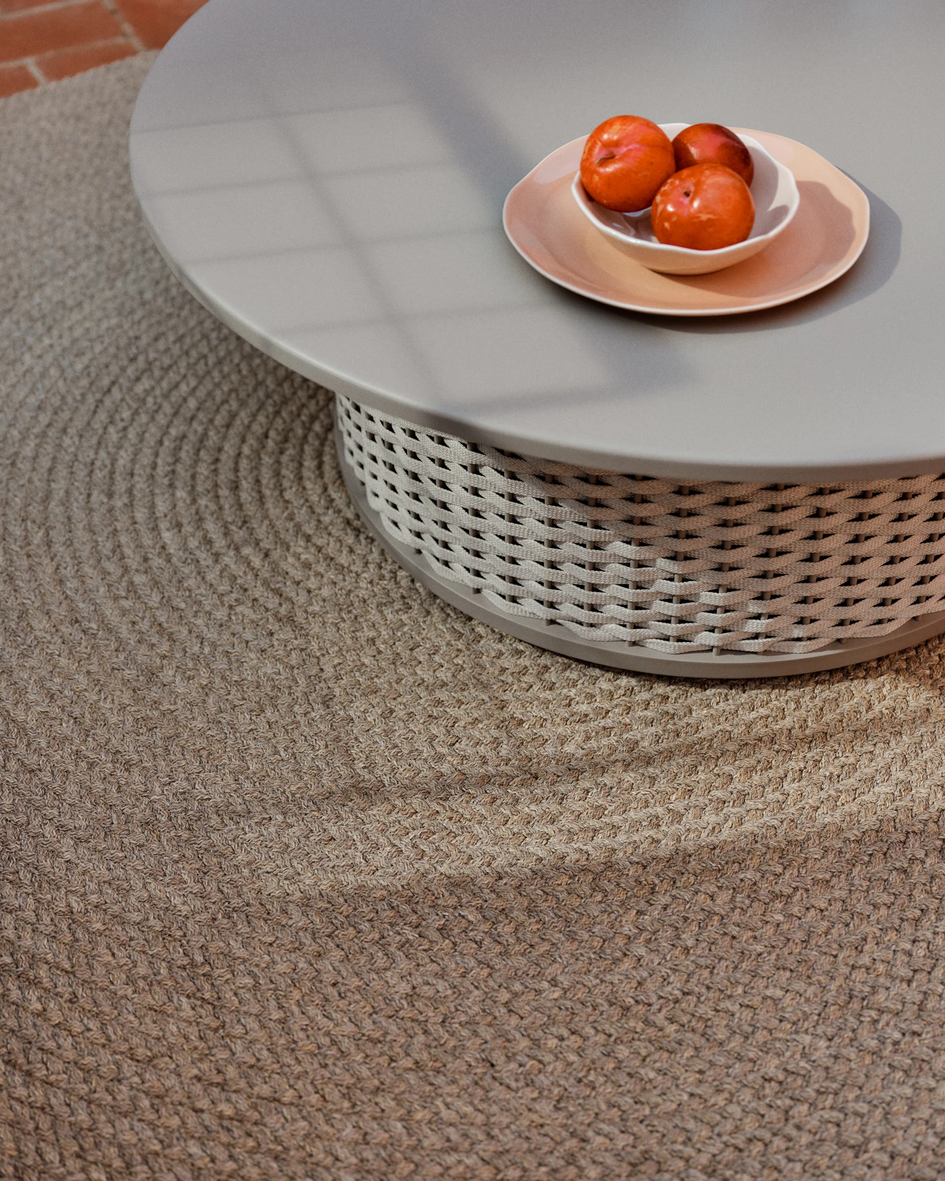 Sedalis outdoor coffee table in aluminium and taupe rope cord Ø99cm - Image 4