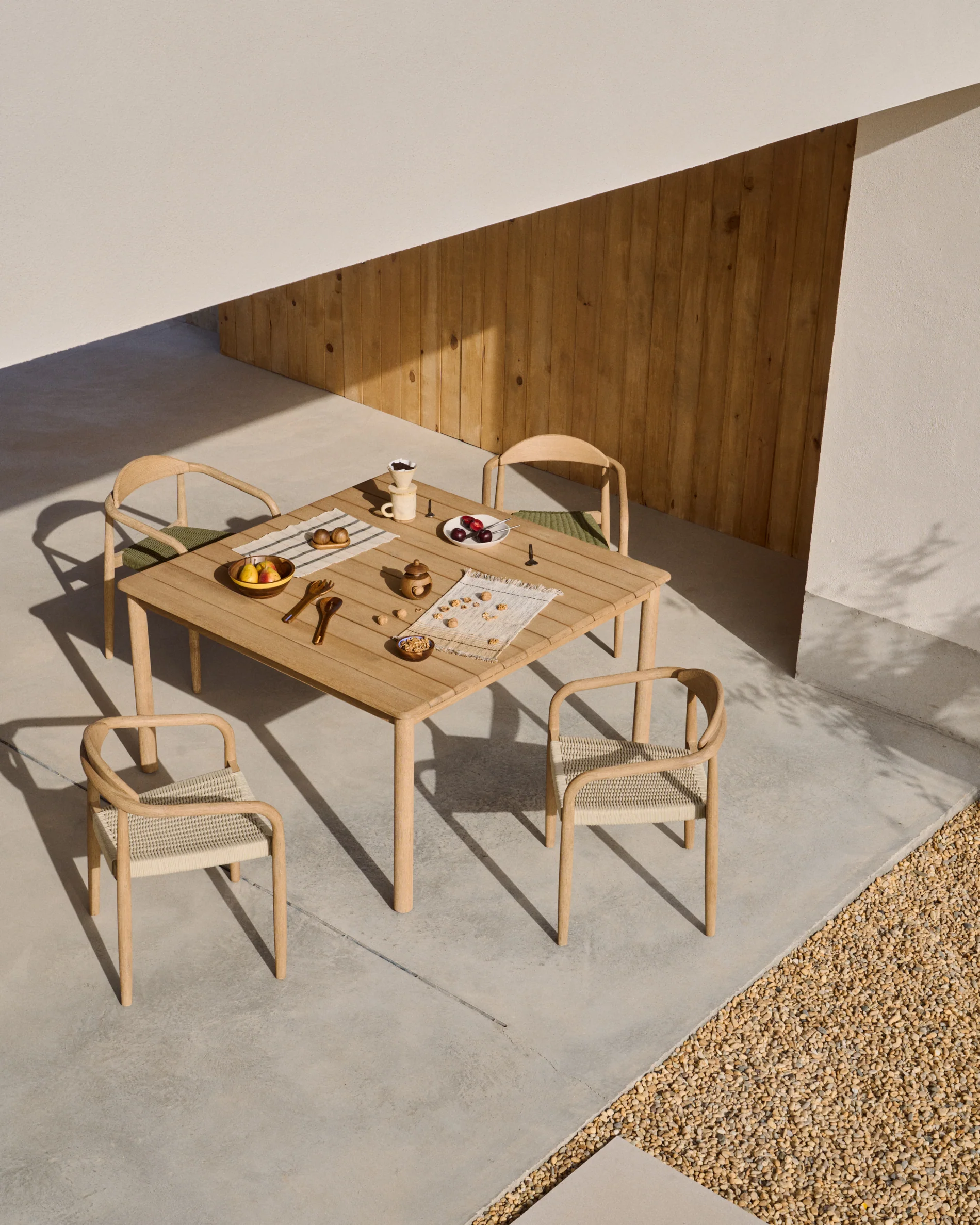 Sori table in FSC 100% solid acacia wood 135 x 135cm - Image 2