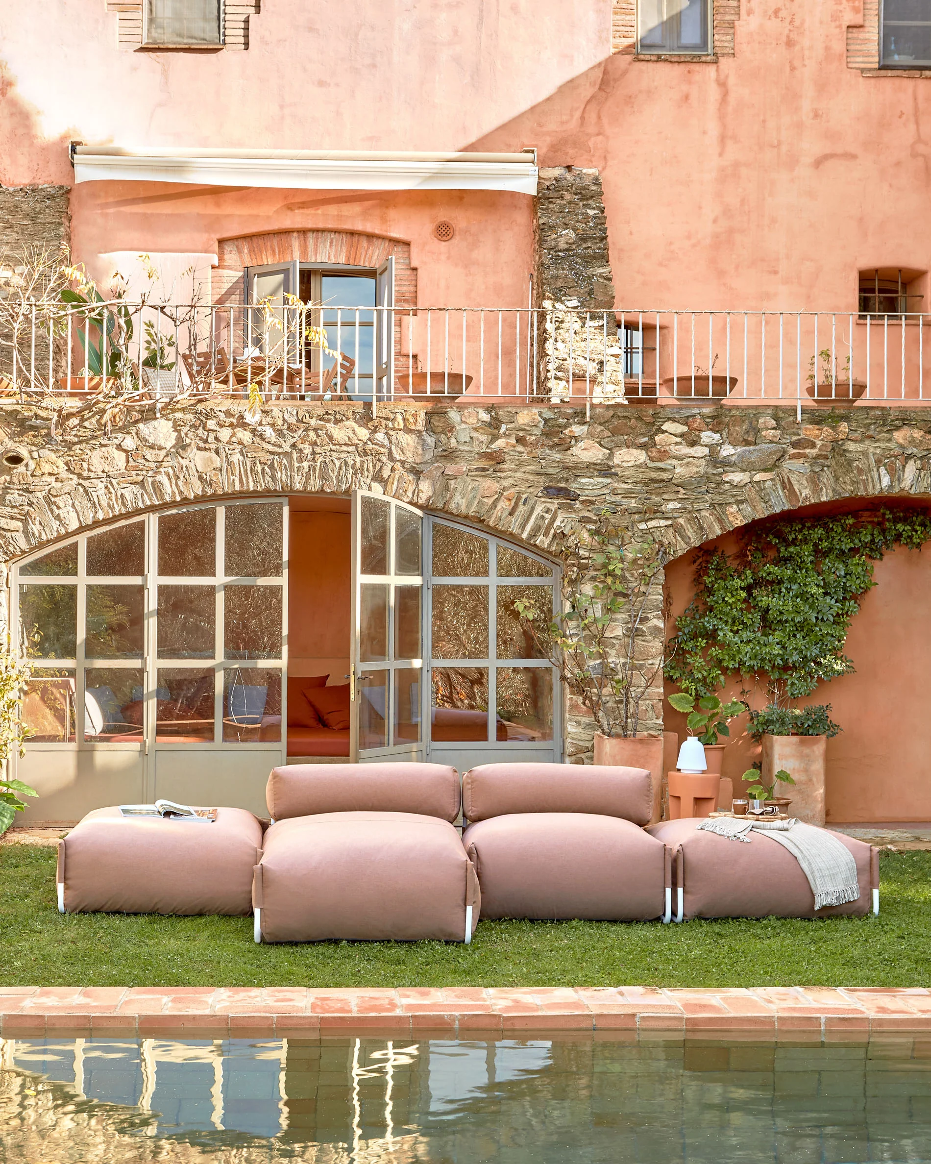 Square chaise longue pouffe with backrest in terracotta with white aluminium, 165 x 101 cm - Image 7