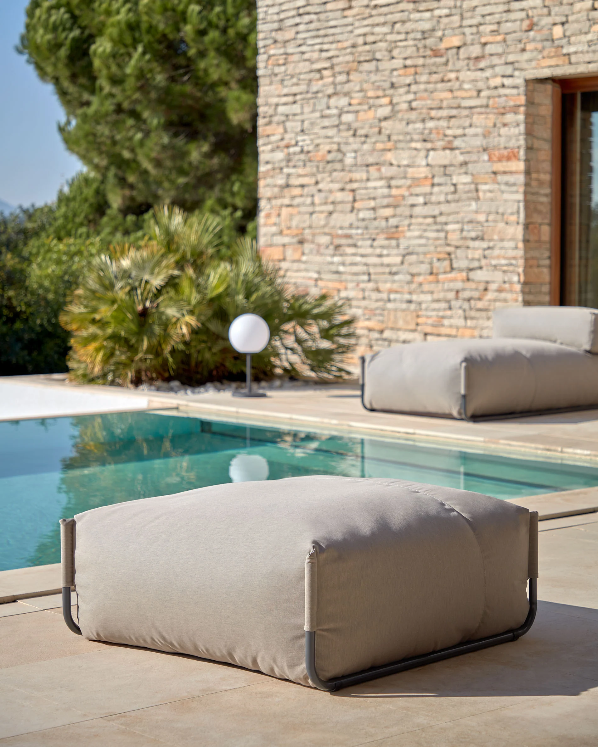 Square modular 100% outdoor sofa pouffe in green with black aluminium, 101 x 101 cm - Image 4