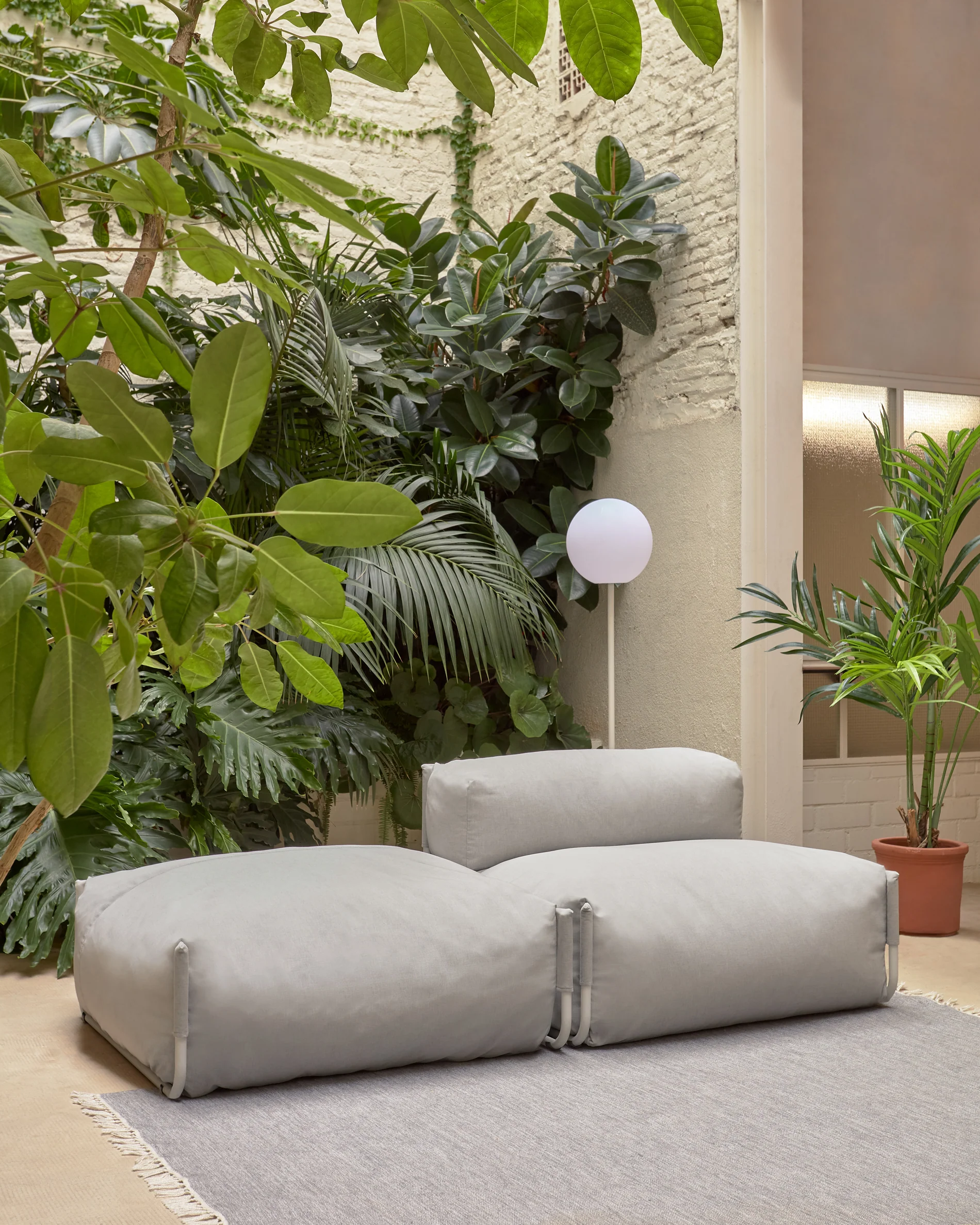 Square modular 100% outdoor sofa pouffe in light grey with white aluminium, 101 x 101 cm - Image 4