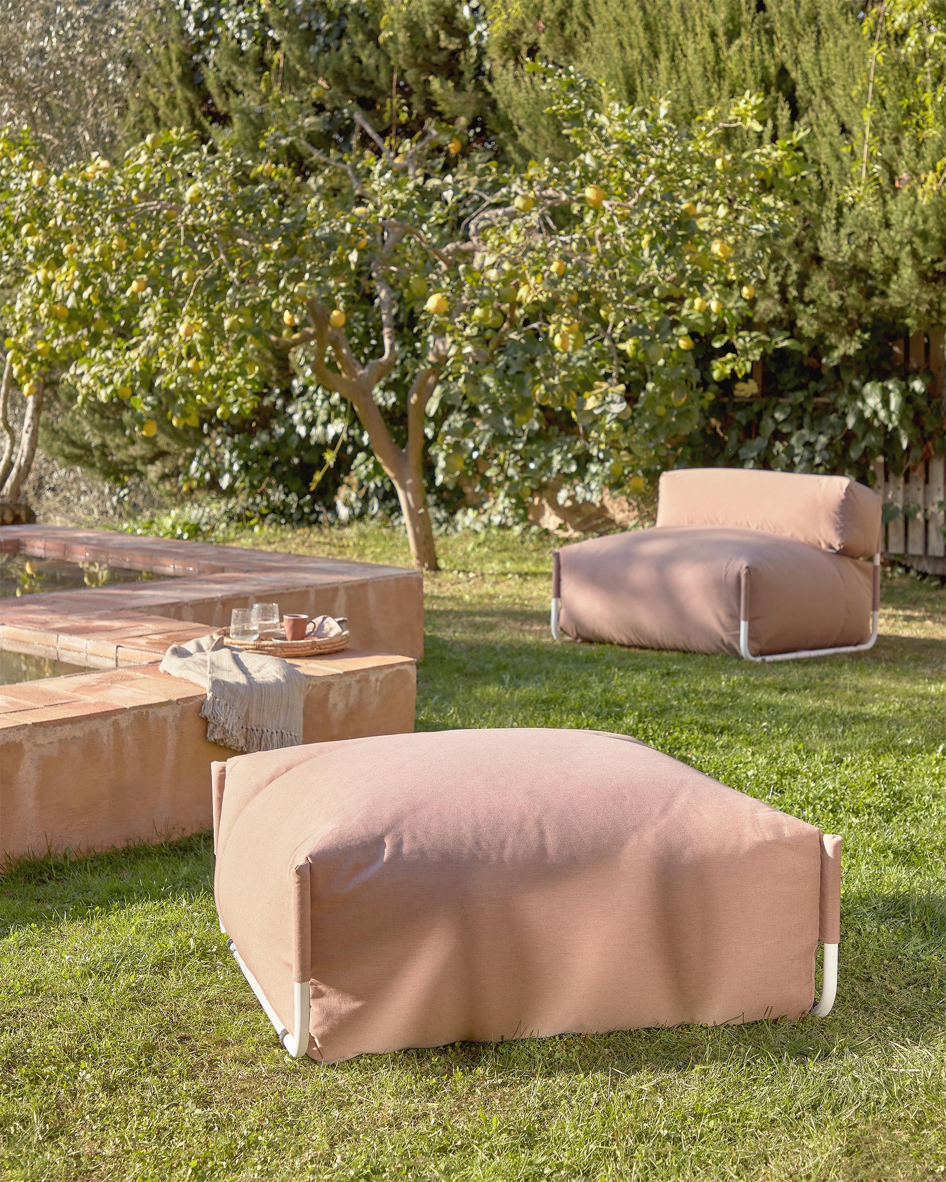 Square modular 100% outdoor sofa pouffe in terracotta with white aluminium, 101 x 101 cm - Image 4