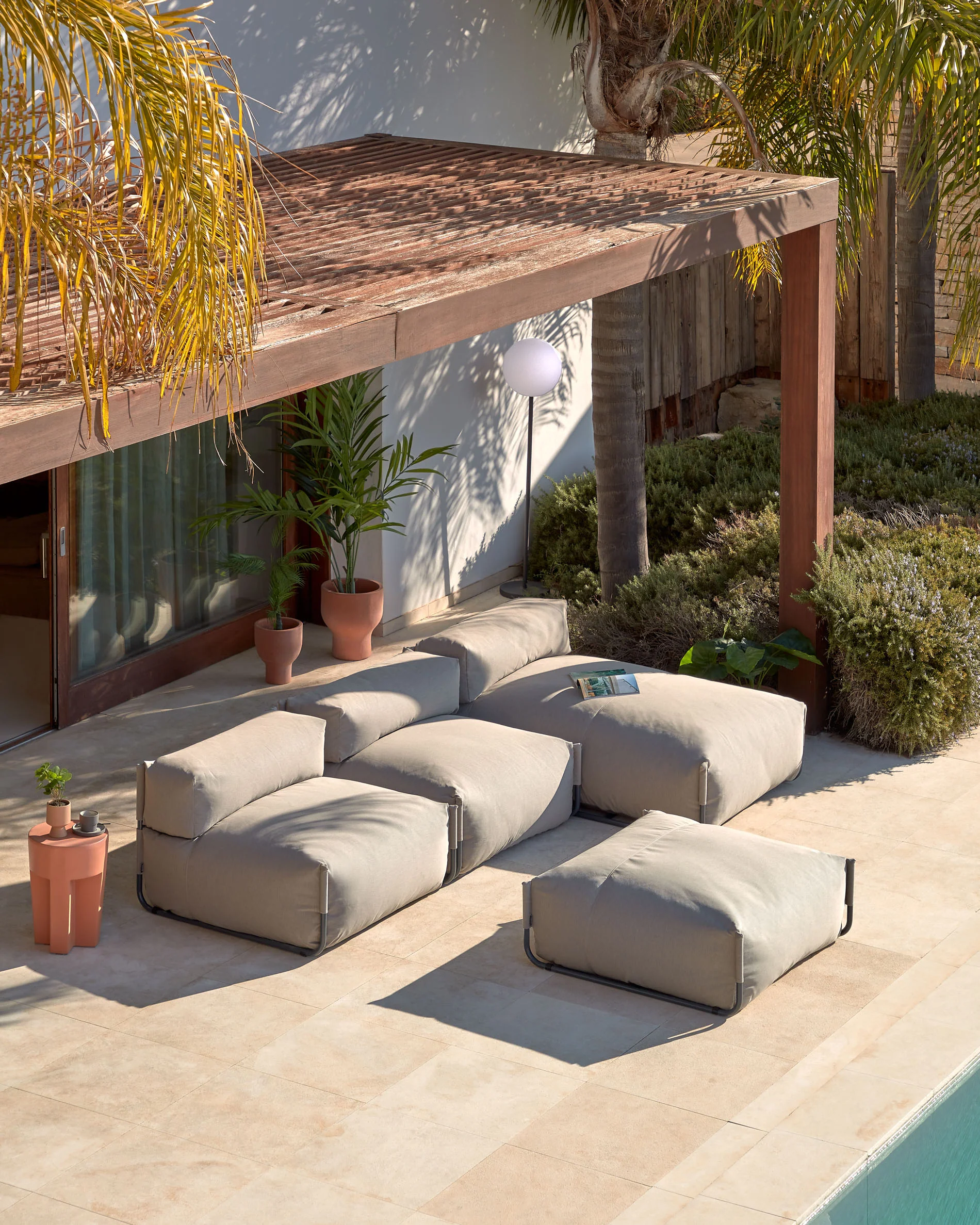 Square modular 100% outdoor sofa pouffe w/ backrest, green with black aluminium, 101x101cm - Image 4