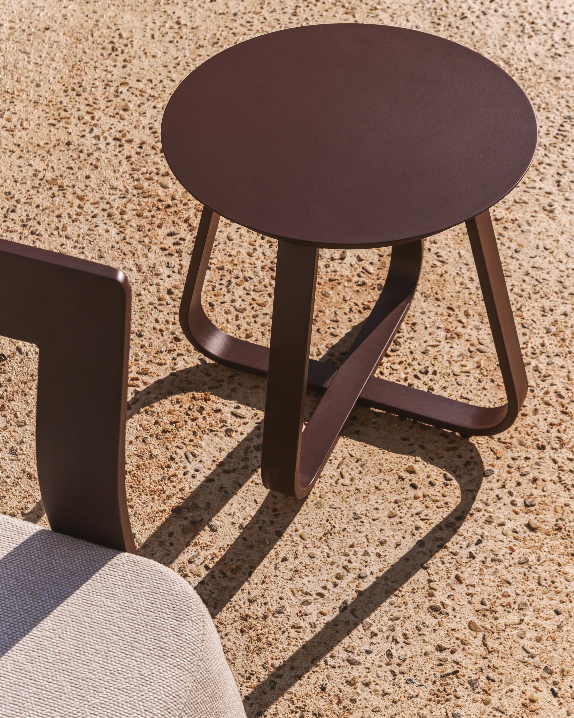 Tamaris brown aluminium outdoor side table Ø48cm - Image 6