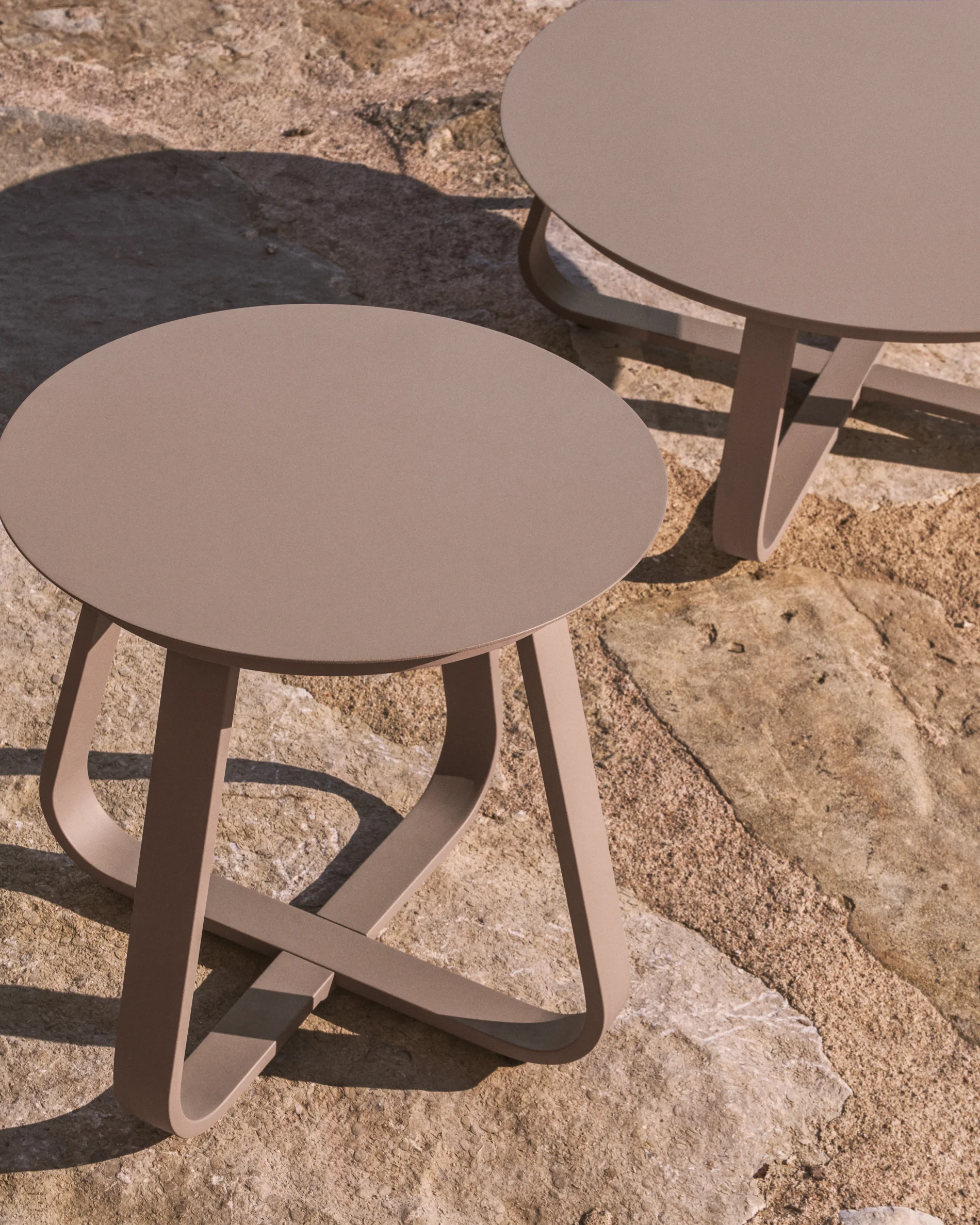 Tamaris taupe aluminium outdoor side table Ø48cm - Image 4