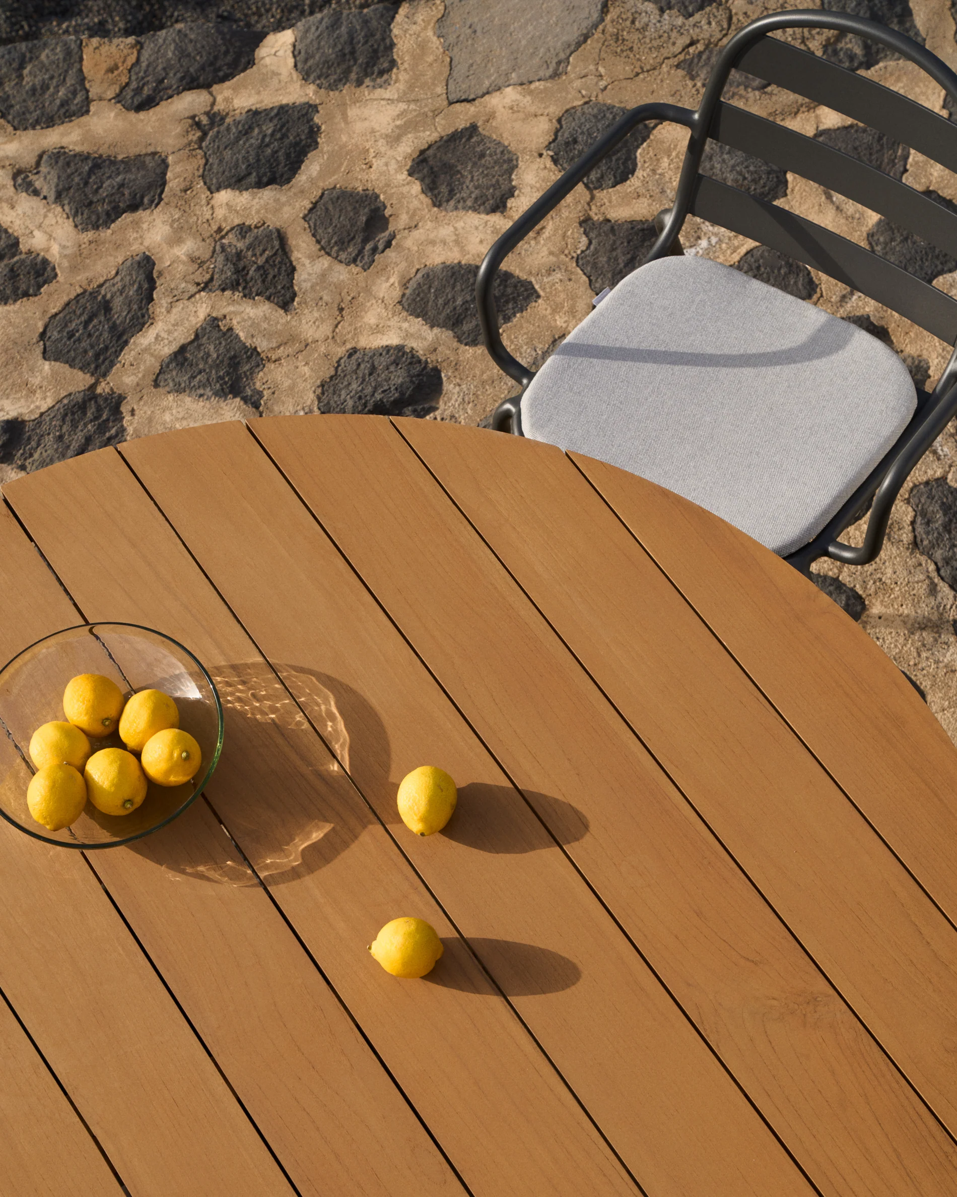 Tudons round outdoor table in aluminium in a grey and teak finish, Ø120 cm FSC 100% - Image 4