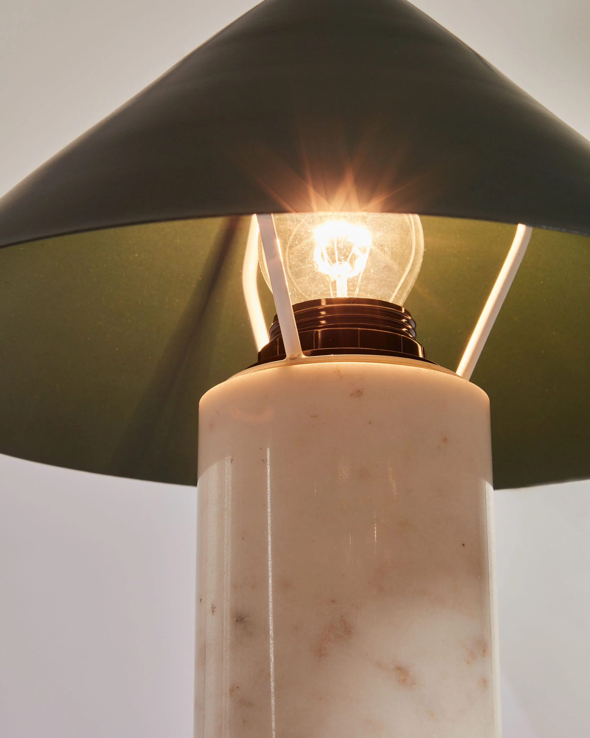 Valentine table lamp, white marble and metal with a green painted finish - Image 6