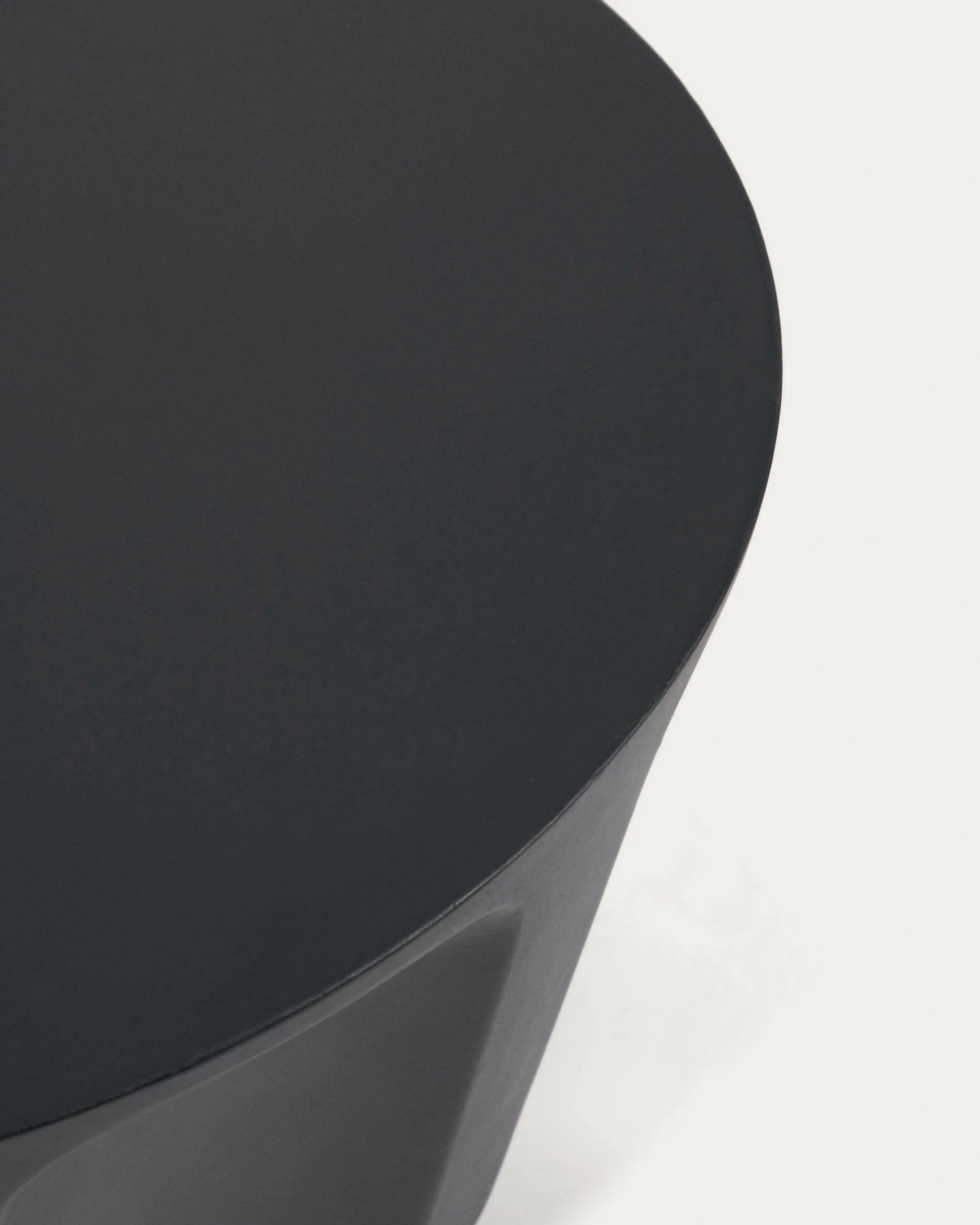 Vilandra round outdoor coffee table made of concrete with black finish Ø 60 cm - Image 3