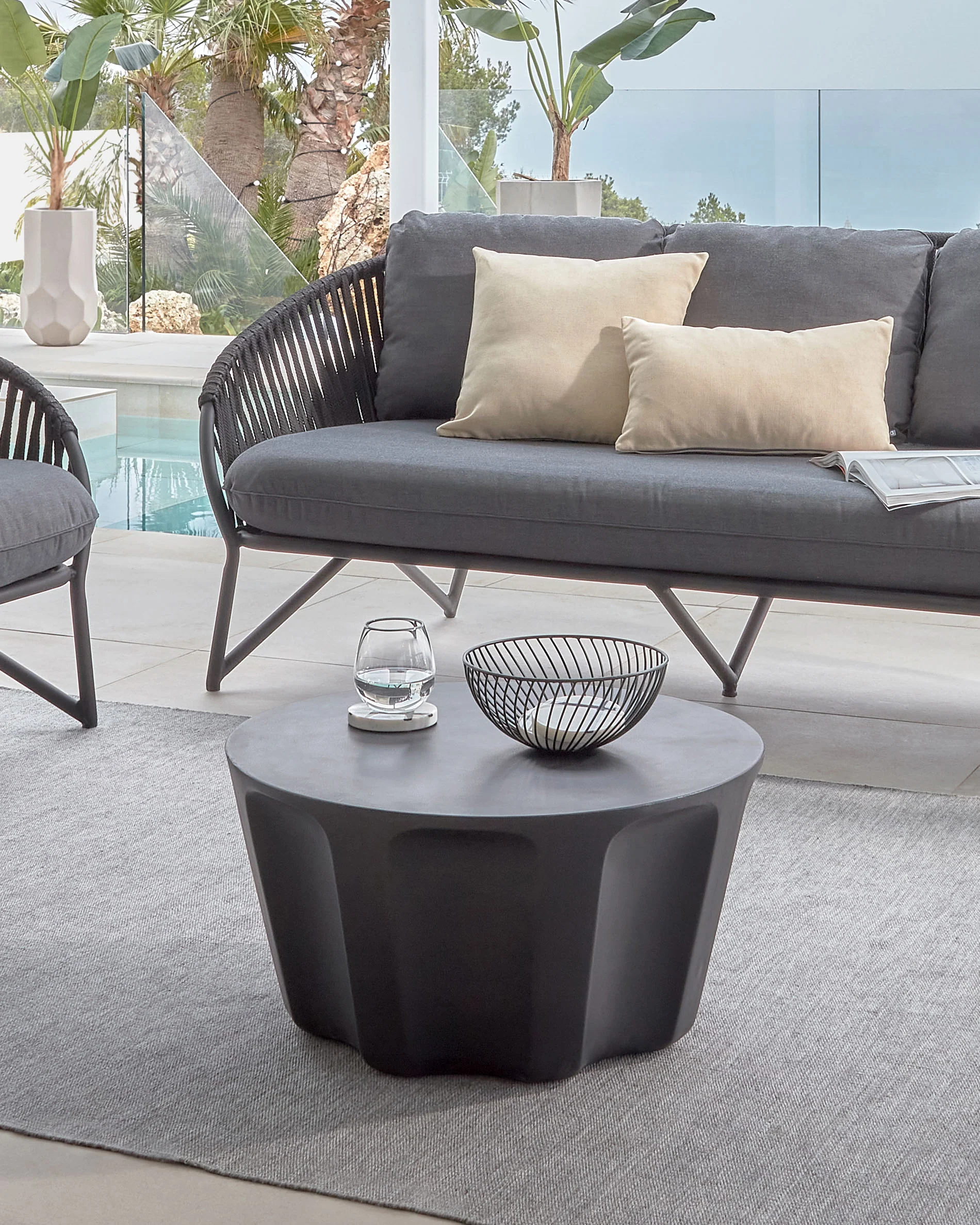 Vilandra round outdoor coffee table made of concrete with black finish Ø 60 cm - Image 4