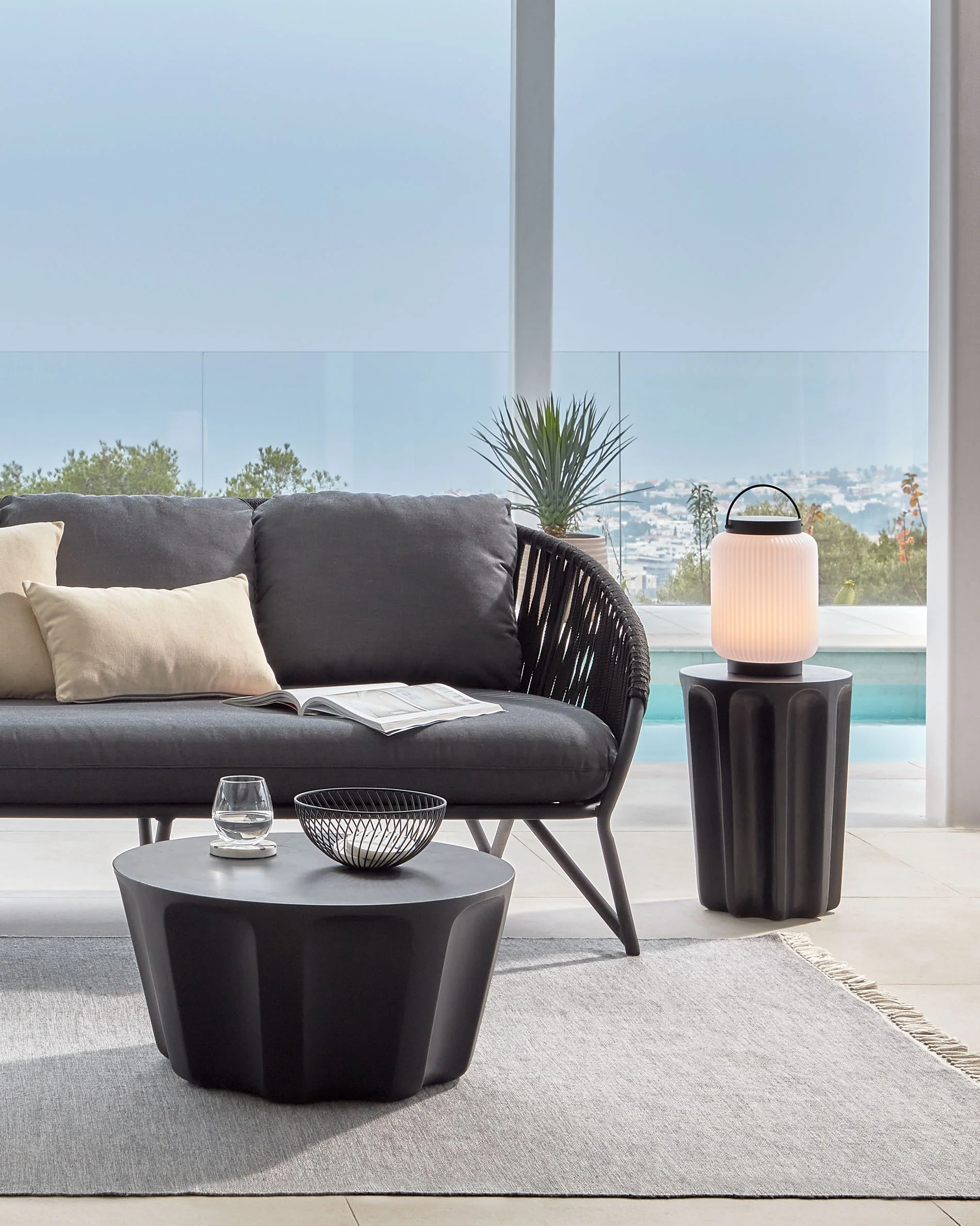Vilandra round outdoor coffee table made of concrete with black finish Ø 60 cm - Image 6