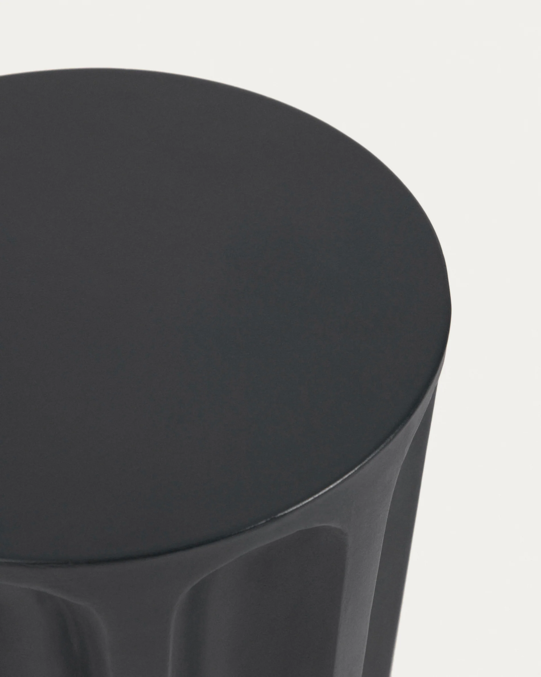 Vilandra round outdoor side table made of concrete with black finish Ø 32 cm - Image 3