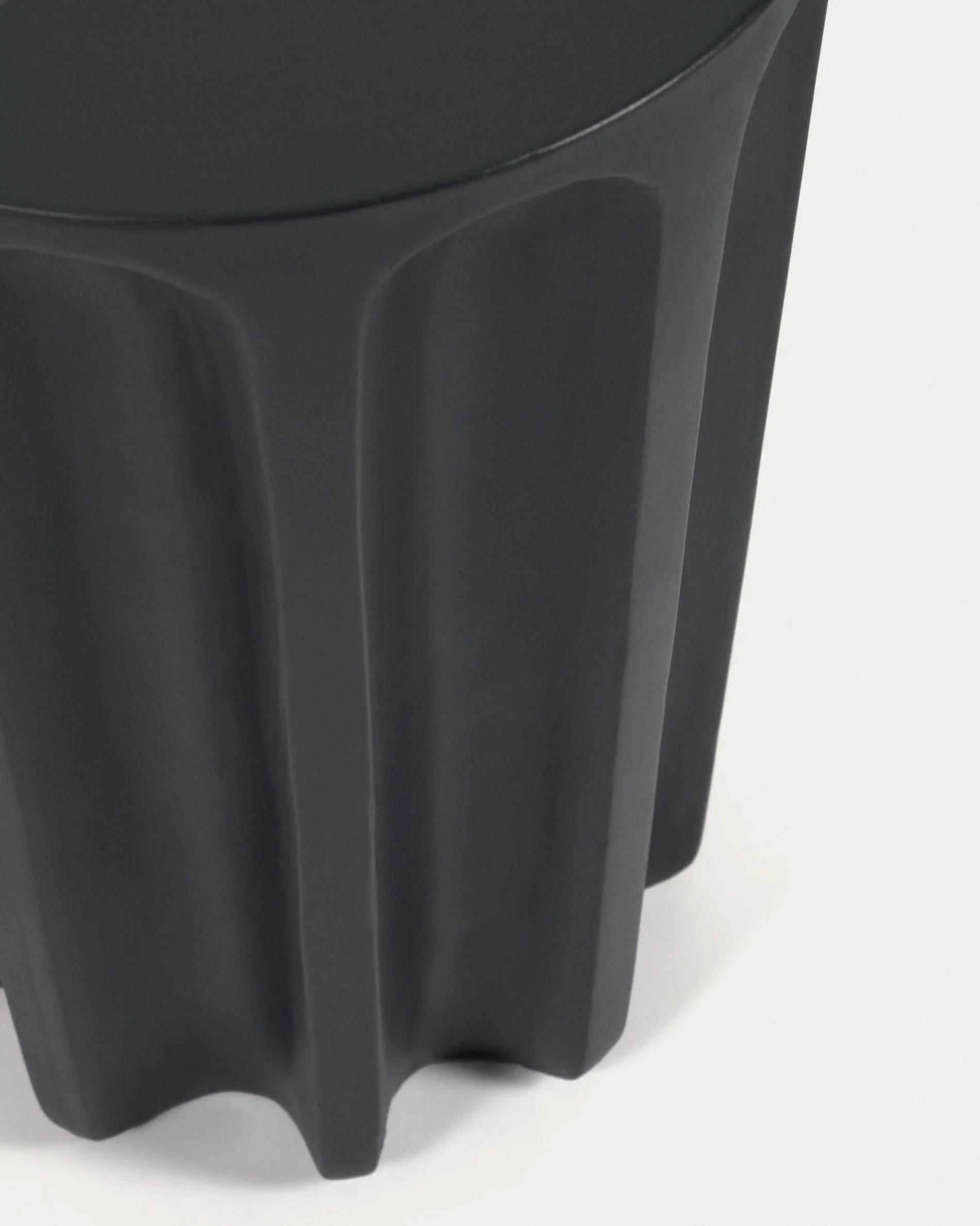 Vilandra round outdoor side table made of concrete with black finish Ø 32 cm - Image 5
